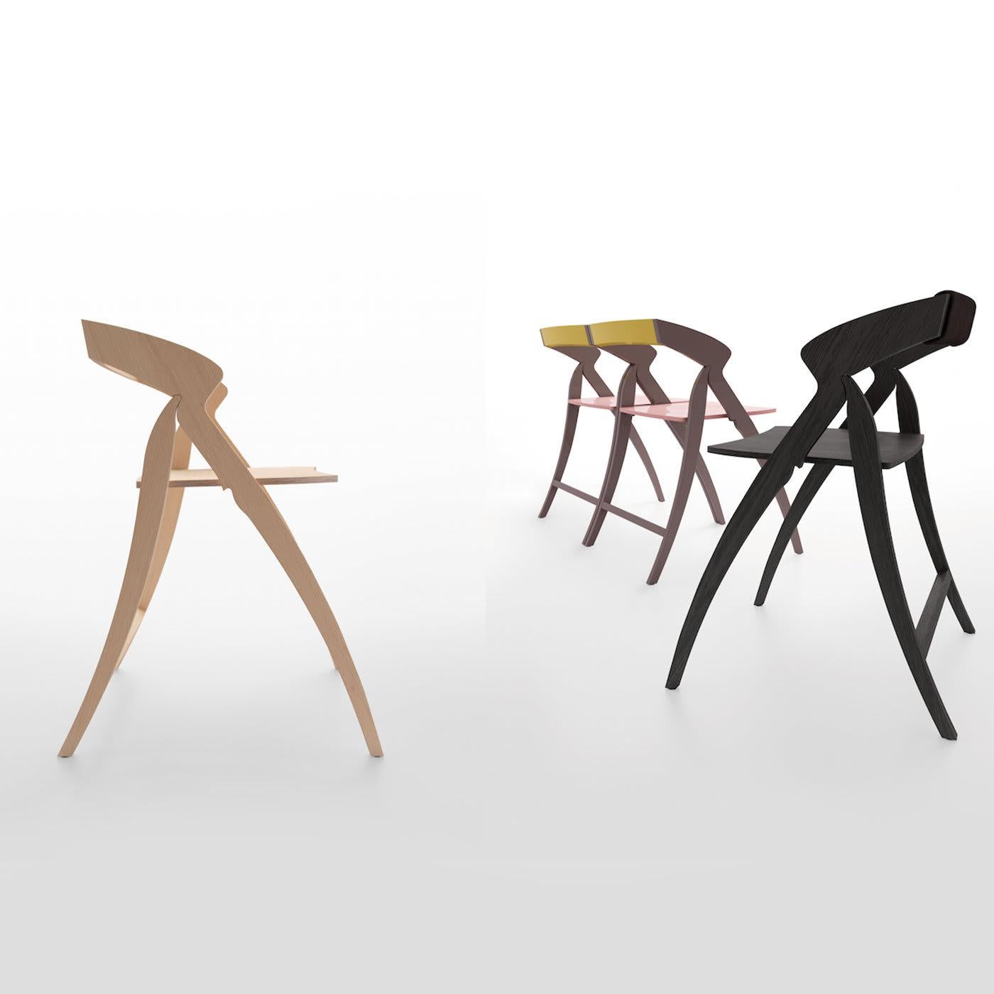 Cette chaise étonnante a été conçue par l'architecte Enrico Davide Bona et présentée à la Semaine du design de Milan en 2001. Cette pièce, qui fait partie du musée itinérant I-Dot-Italian, Design on Tour, a été présentée à l'ICFF de New York et à la