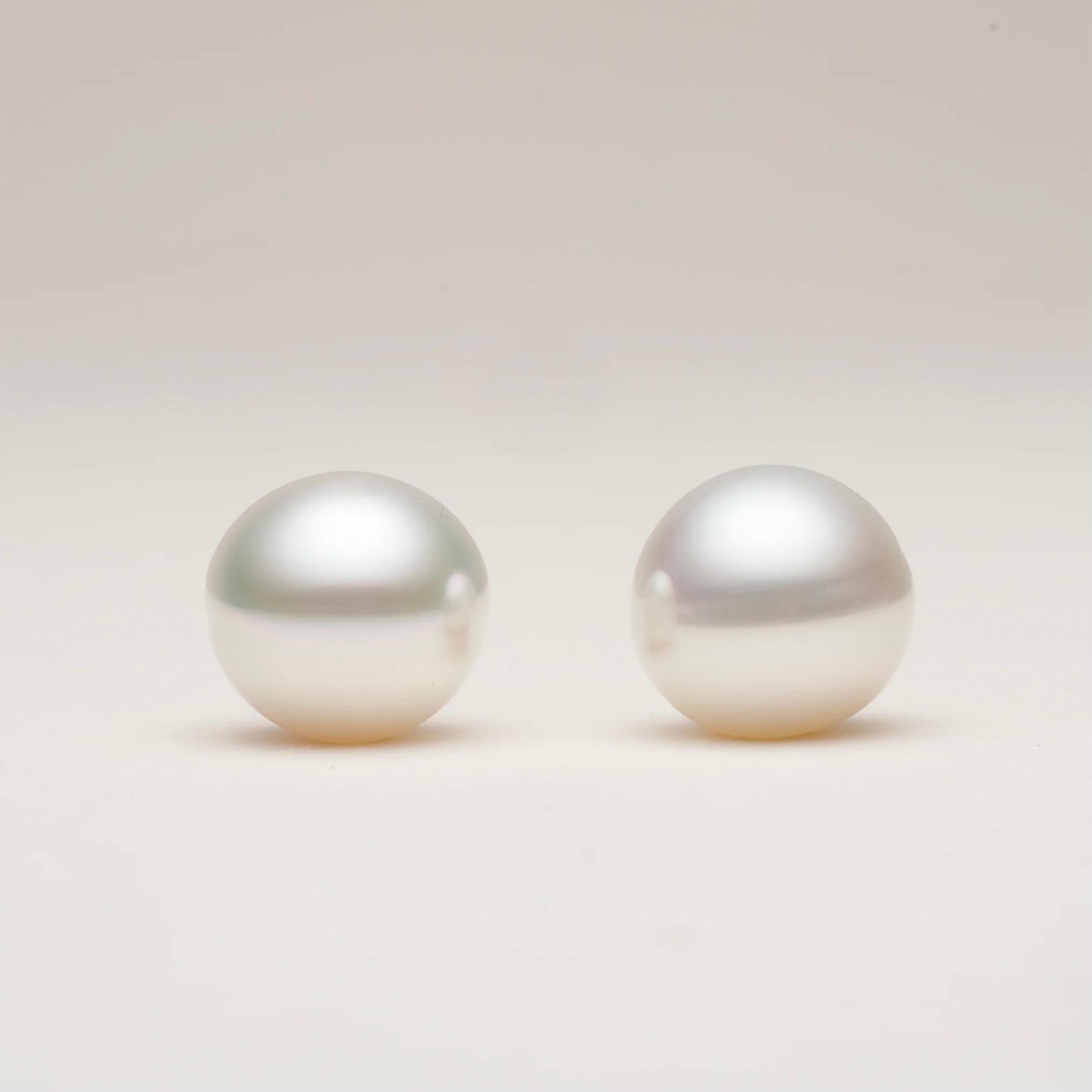 PAIR OF CIRCLE 12 MM PEARLS, FLAWLESS COMPLEXION, AAA/AA LUSTRE, WHITE WITH PINK OVERTONE.


GUARANTEED NATURAL COLOUR AND LUSTRE

These pearls display their natural colour and lustre and have not been subjected to chemical enhancements or