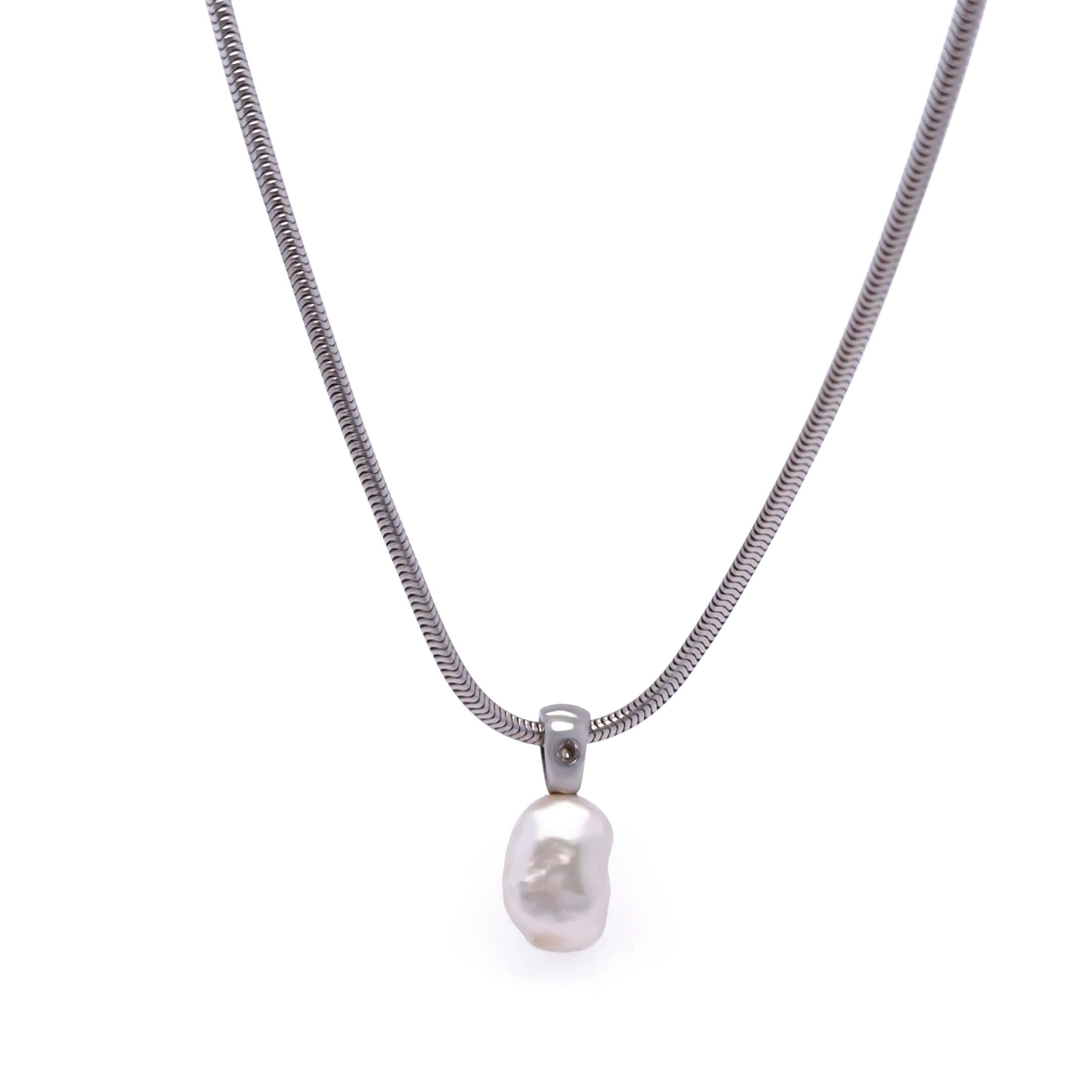 A Paspaley Kechi Pearl Necklace, made of 18ct White Gold. Featuring one Kechi Pearl on a White Gold chain.

Metal: 18ct White Gold
Carat: N/A
Colour: N/A
Clarity:  N/A
Cut: N/A
Weight: 9.3 grams
Engravings/Markings: N/A

Size/Measurement: