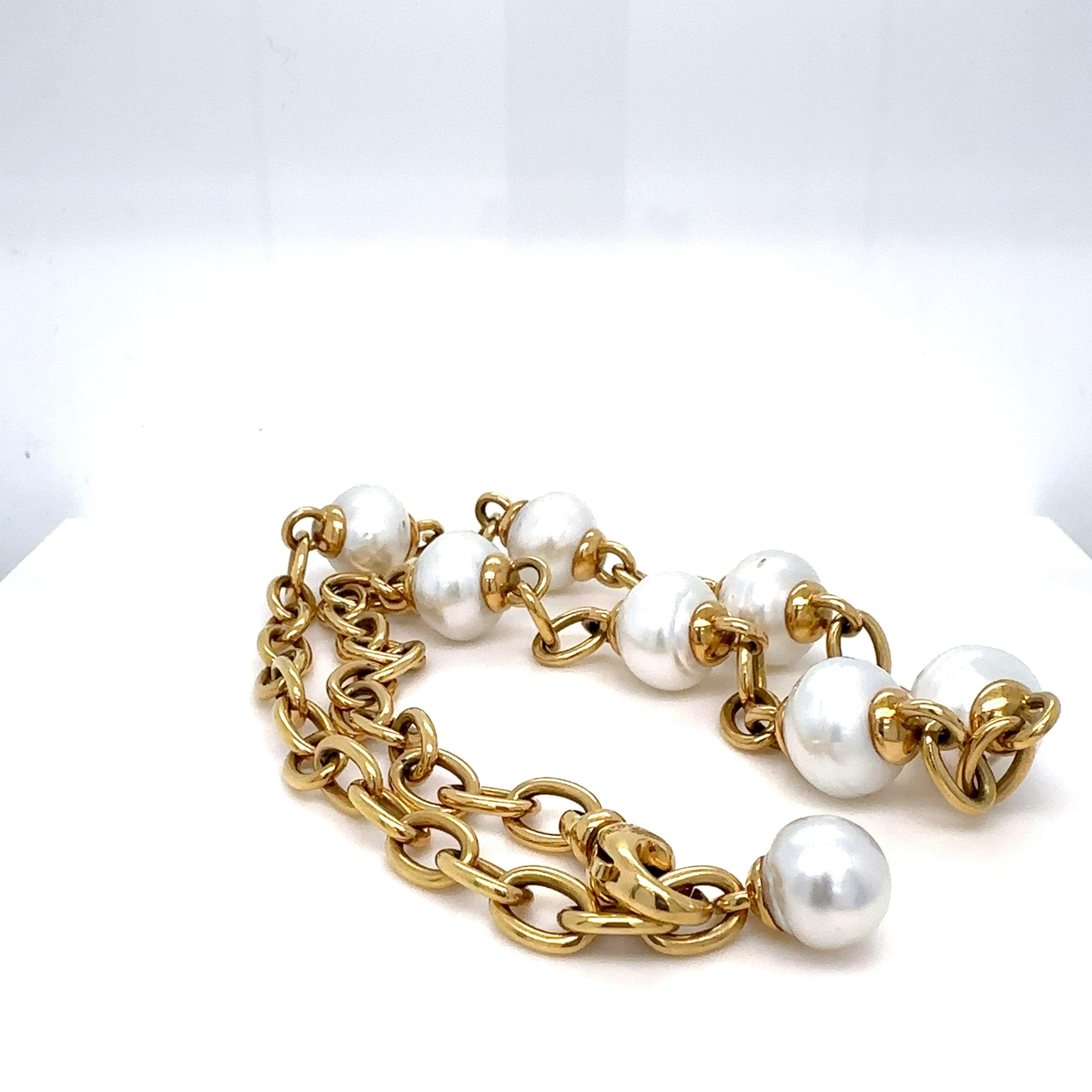 Eine Paspaley-Perlenkette aus 18 Karat Gelbgold. Set mit 8 x 13 mm weißen Südseeperlen in Kreisform. Gewicht 73,3 Gramm.

Metall: 18 Karat Gelbgold
Karat: N/A
Farbe: N/A
Klarheit:  K.A.
Schnitt: N/A
Gewicht: 73.3 g
Gravuren/Markierungen: Signiert
