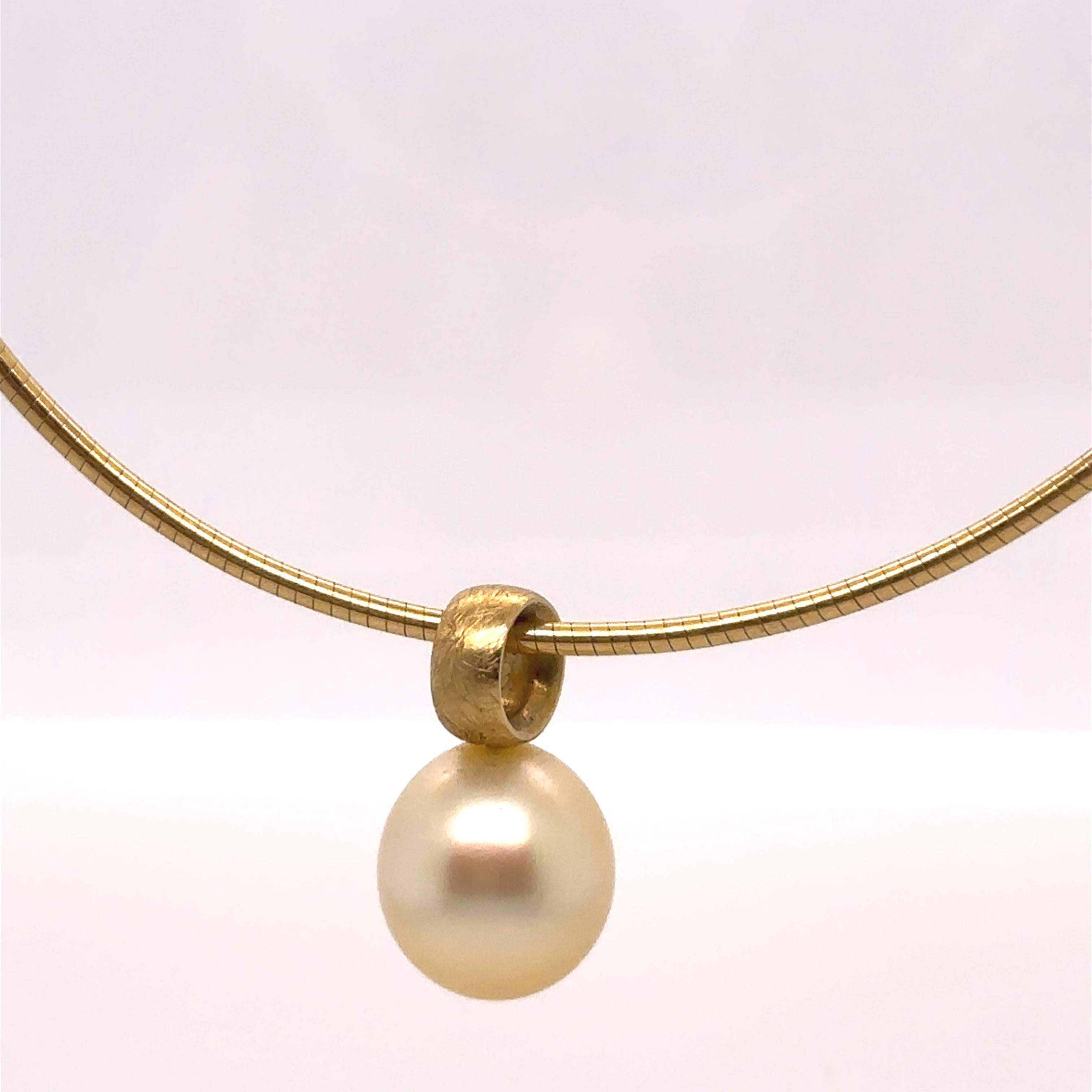 A Paspaley South Sea Pearl Necklace, made of 18ct Yellow Gold. Featuring one drop shaped pearl on a snake chain, measuring 10mm in size, Gold Colour, Excellent Lustre, Light Blemish. 

Metal: 18ct Yellow Gold
Carat: N/A
Colour: Gold
Clarity: 