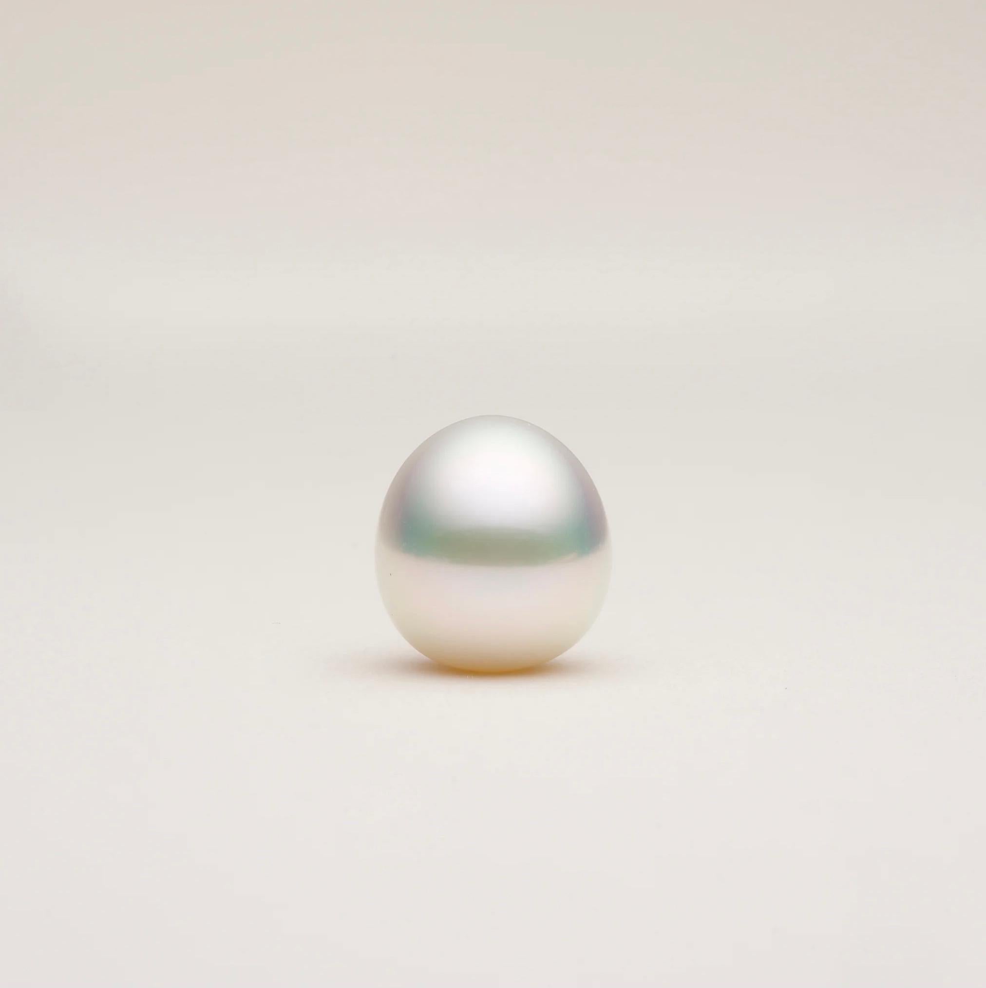 SINGLE IRREGULAR DROP 12 MM PEARL, FLAWLESS COMPLEXION, AAA/AA LUSTRE, SILVER WITH PINK GREEN OVERTONES.


These pearls display their natural colour and lustre and have not been subjected to chemical enhancements or
