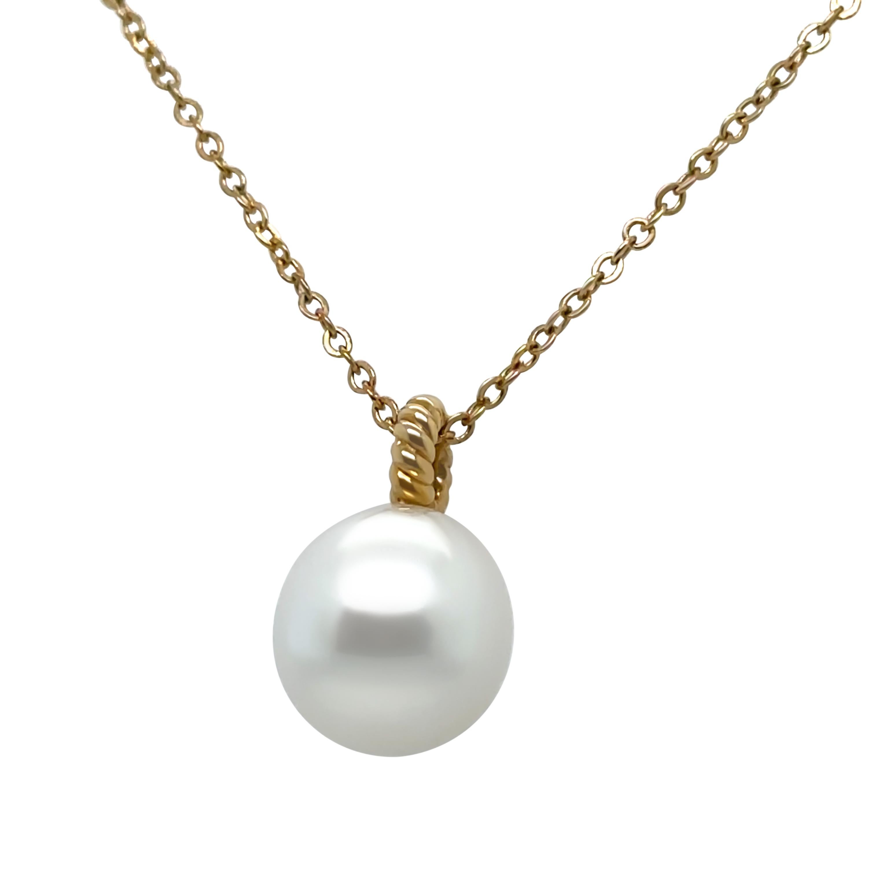 This timeless Paspaley South Sea pearl pendant features a lustrous 13mm drop-shaped pearl, elegantly suspended beneath a nautical-inspired bale—drawing design inspiration from the ropes found aboard Paspaley’s iconic pearling ships.

The pendant is