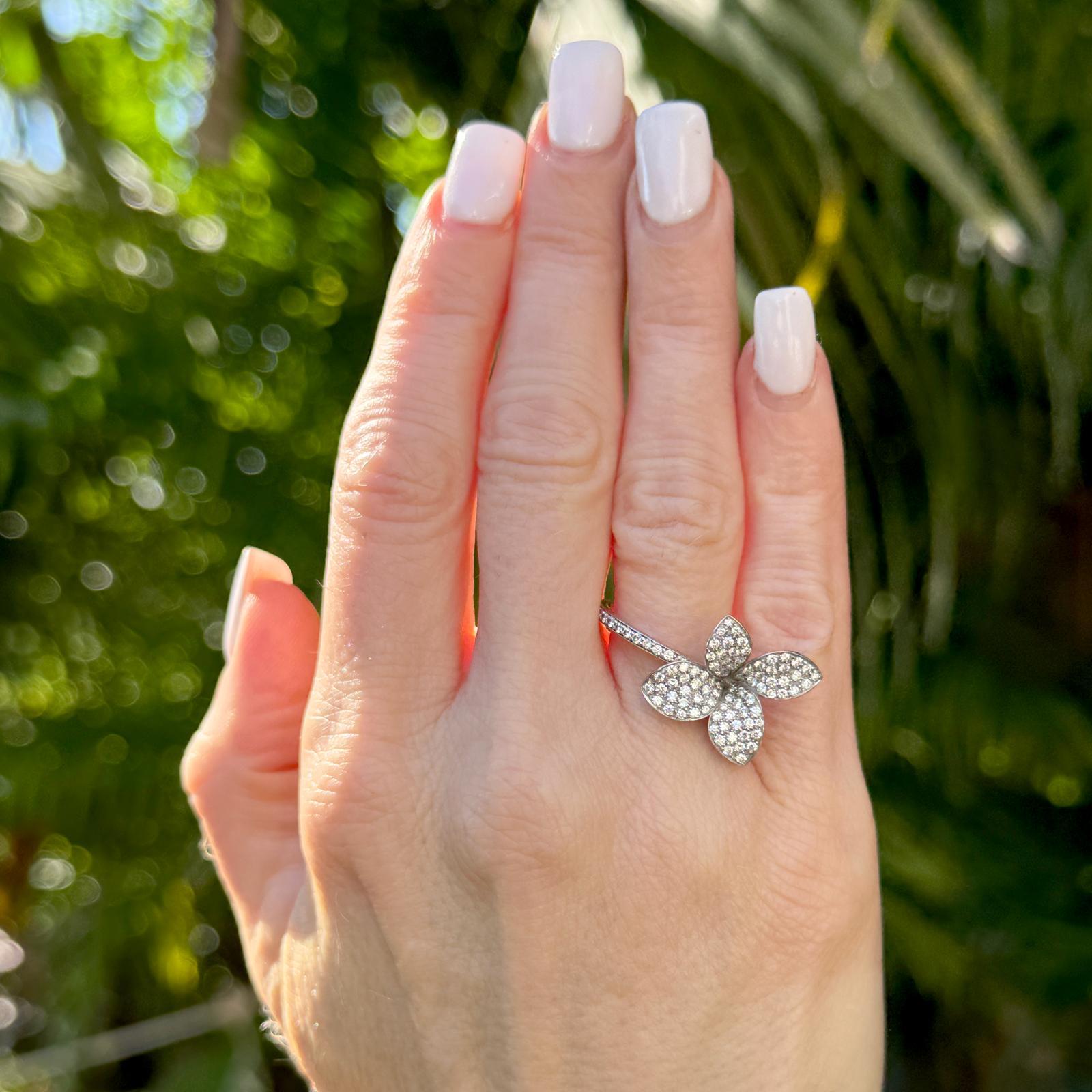 The Pasquale Bruni Petit Garden Ring in 18K white gold features a beautifully crafted medium-sized flower, adorned with 95 round brilliant-cut (RBC) white diamonds totaling 0.81 carats. This size 6.5 ring  ( can not be sized) elegantly combines