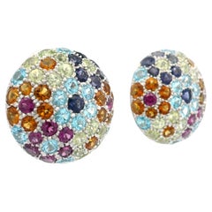 Orecchini Omega grandi e rotondi floreali con pietre multicolori in oro 18k di Pasquale Bruni