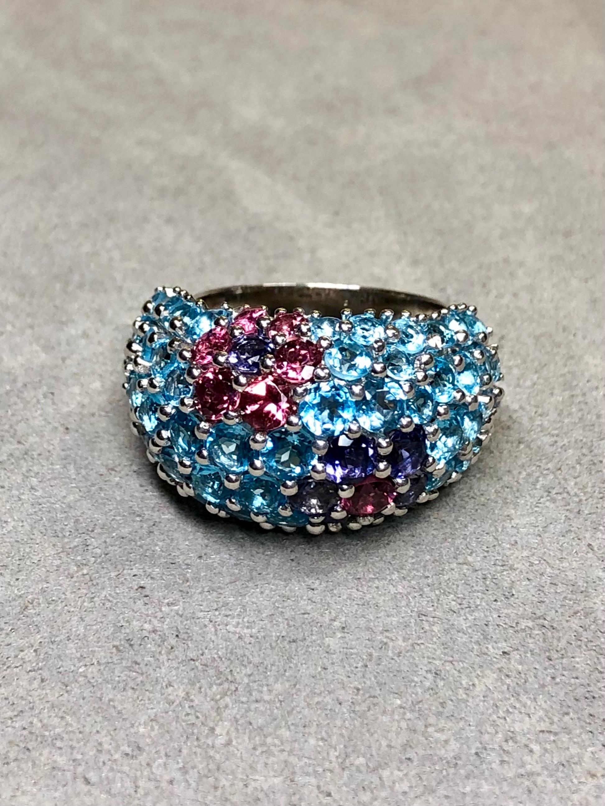 Un original anillo de cóctel realizado por la casa de diseño italiana Pasquale Bruni. Está elaborado en oro blanco de 18 quilates y engastado con aproximadamente 6,30 quilates de topacio, 1,05 quilates de iolita y 1,36 quilates de