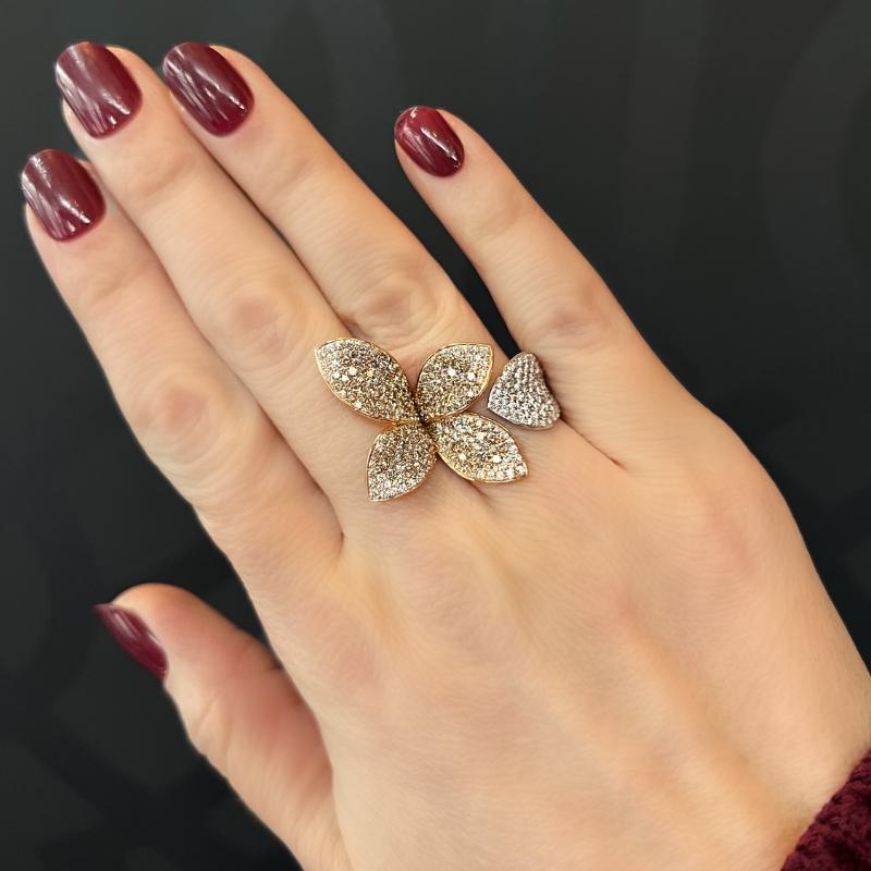 Pasquale Bruni's Giardini Segriti Ring is a stunning flower shaped ring made of mixed metals (18K White and Rose Gold). Consisting of five 