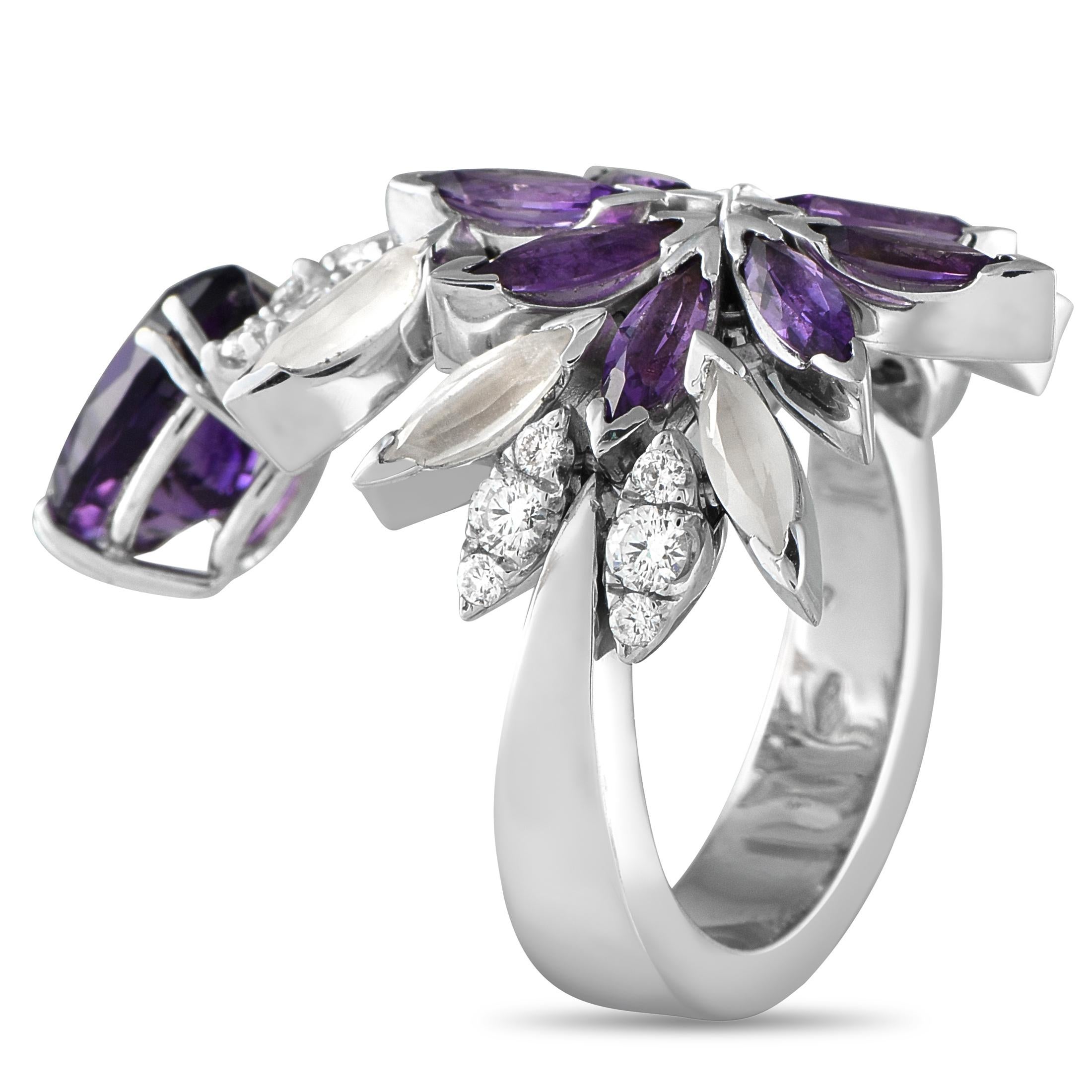 Un design dramatique rend cette bague Pasquale Bruni tout simplement inoubliable. Les pierres précieuses Améthyste captivantes s'imposent au centre et sur le pendentif suspendu en dessous. Des diamants étincelants d'un poids total de 0,45 carat