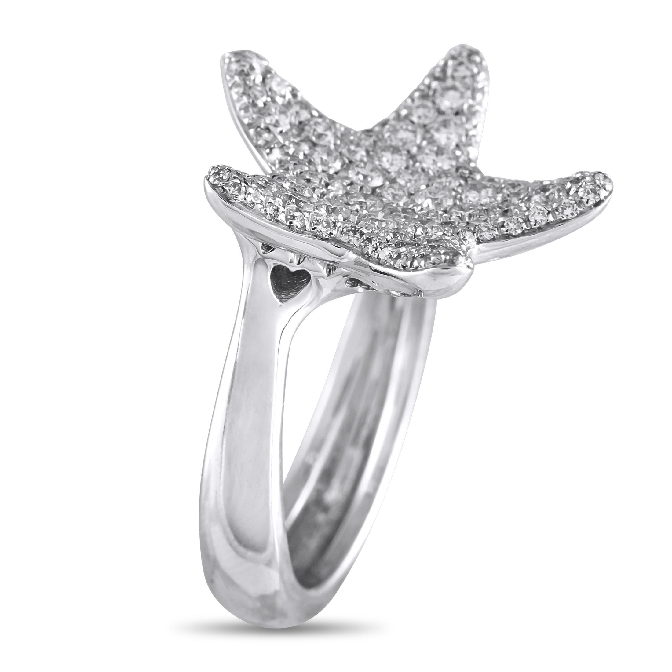 Uno splendido motivo a stella fa bella mostra di sé nella parte superiore di questo anello di Pasquale Bruni, realizzato in modo impeccabile. I bordi curvi e l'elegante montatura in oro bianco 18 carati lo rendono immediatamente accattivante, mentre