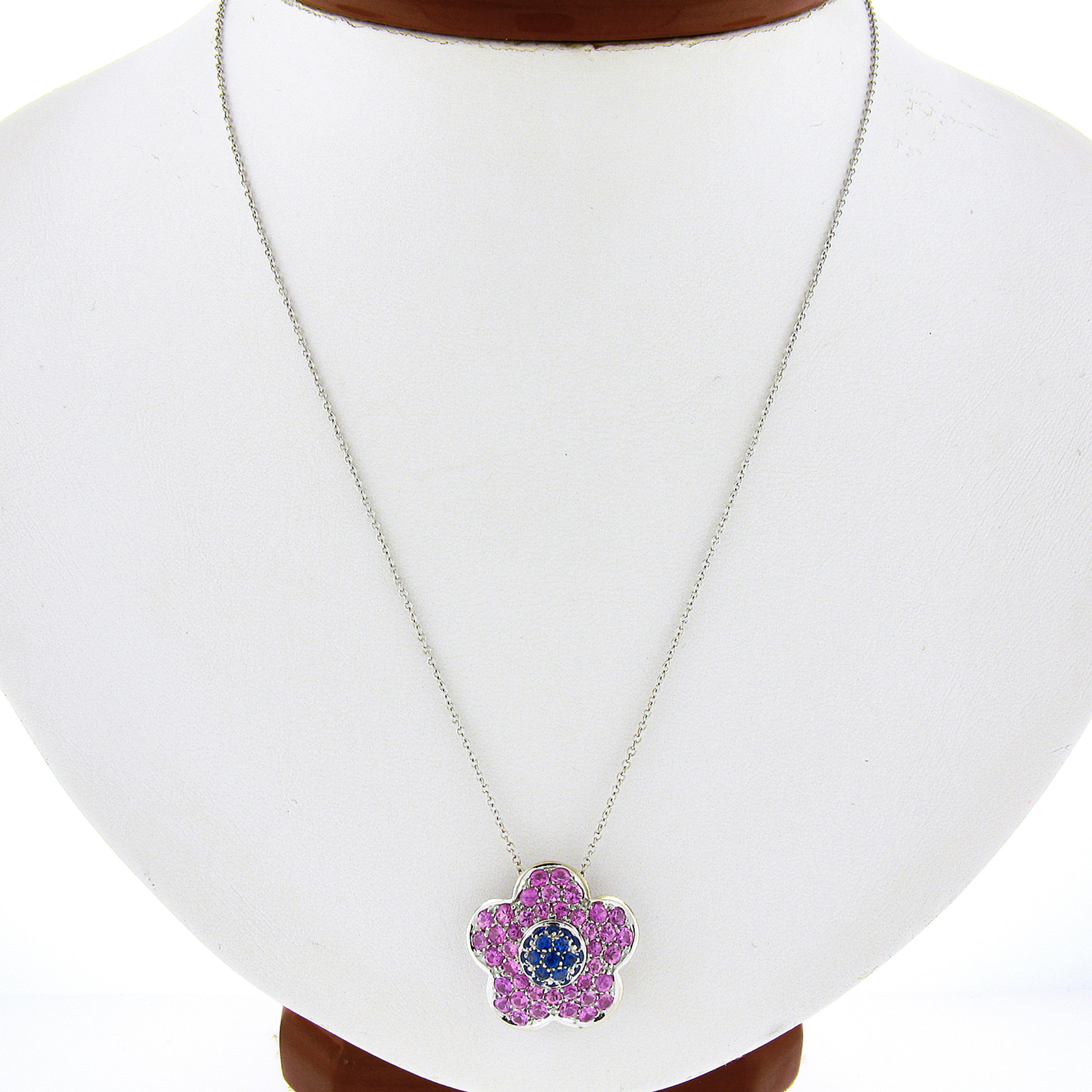 Hier haben wir eine wunderschöne Blumenkette mit Anhänger, die von Pasquale Bruni entworfen wurde und aus massivem 18-karätigem Weißgold gefertigt ist. Die schöne Blume ist mit hochwertigen rosafarbenen Saphiren besetzt, die in die Blütenblätter