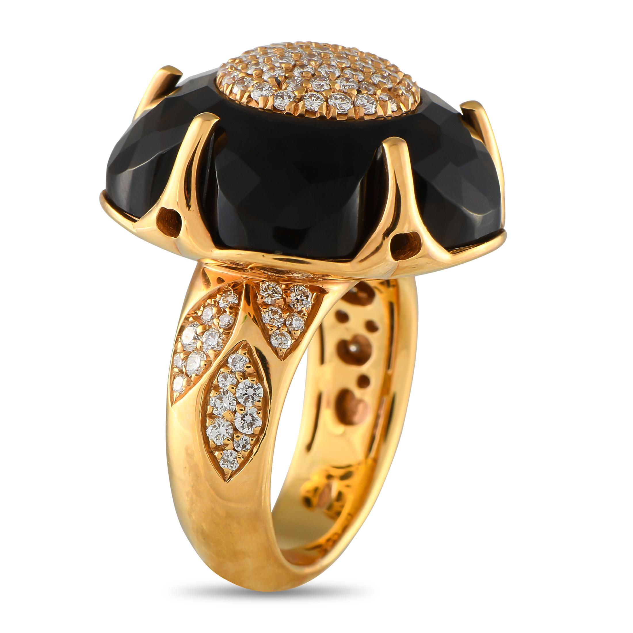 Dieser Ring von Pasquale Bruni hat etwas unglaublich Opulentes an sich. Ein Rauchquarz-Edelstein setzt in der Mitte der Fassung aus 18 Karat Gelbgold ein Zeichen. Diamanten mit einem Gesamtgewicht von 1,14 Karat bringen den Mittelstein und die