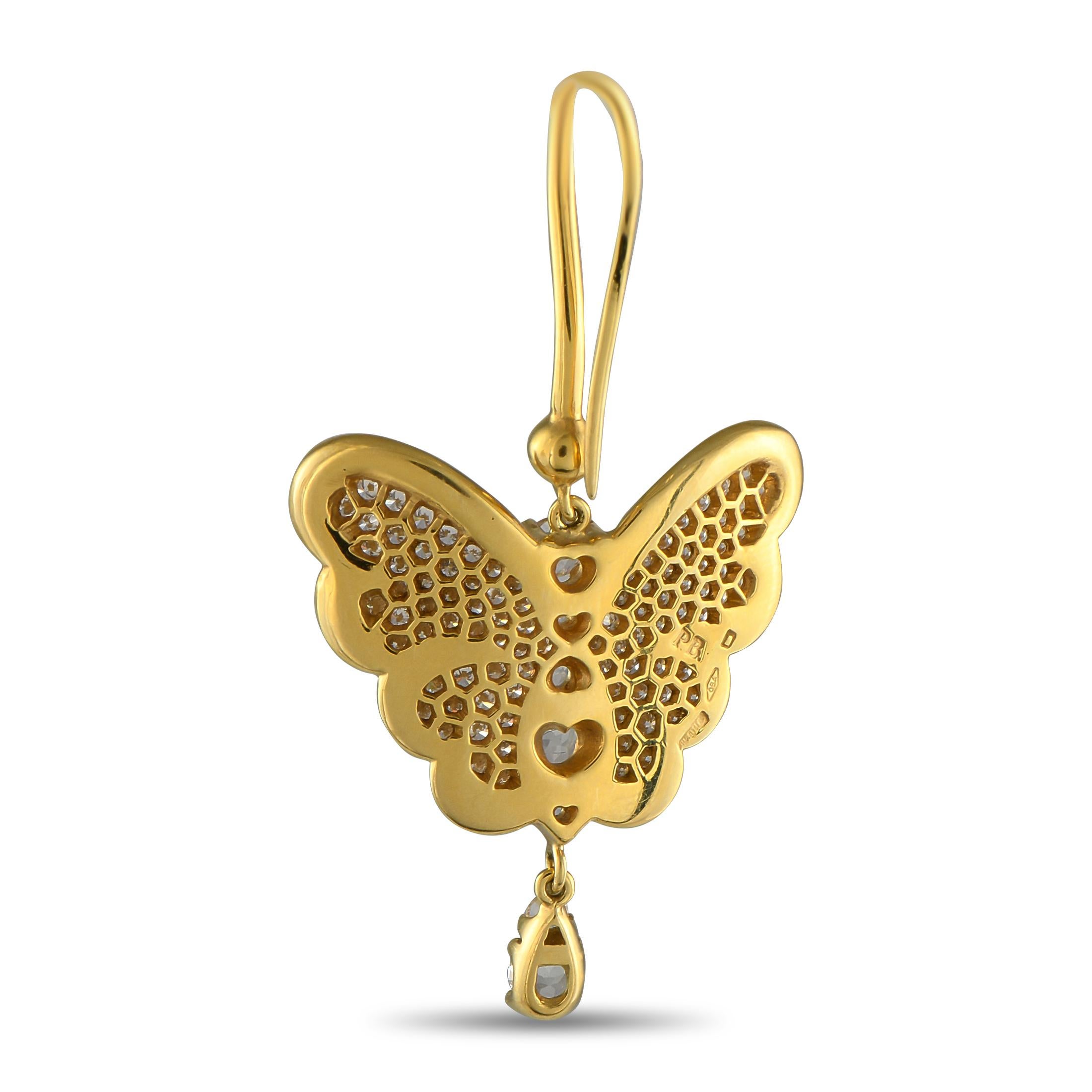 Diese Ohrringe von Pasquale Bruni sind einfach außergewöhnlich. Dieses elegante Accessoire aus 18-karätigem Gelbgold besticht durch sein aktuelles Design in Form eines Schmetterlings. Funkelnde Diamanten mit einem Gesamtgewicht von 2,01 Karat