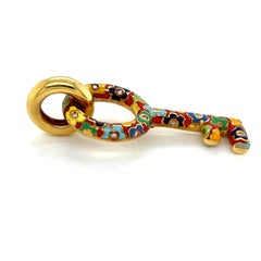 Ciondolo a forma di chiave grande con smalto e diamanti in oro giallo 18k di Pasquale Bruni