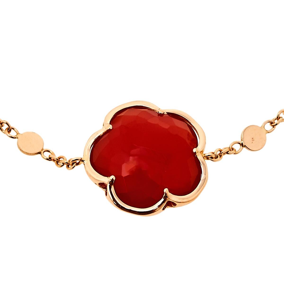 Pasquale Bruni's iconic Bon Ton collection of jewelry brings to light a unique five-petal flower in an elegant way. This Bon Ton bracelet in 18k rose gold has a delicate chain that sits lightly around any wrist. The central motif is the signature