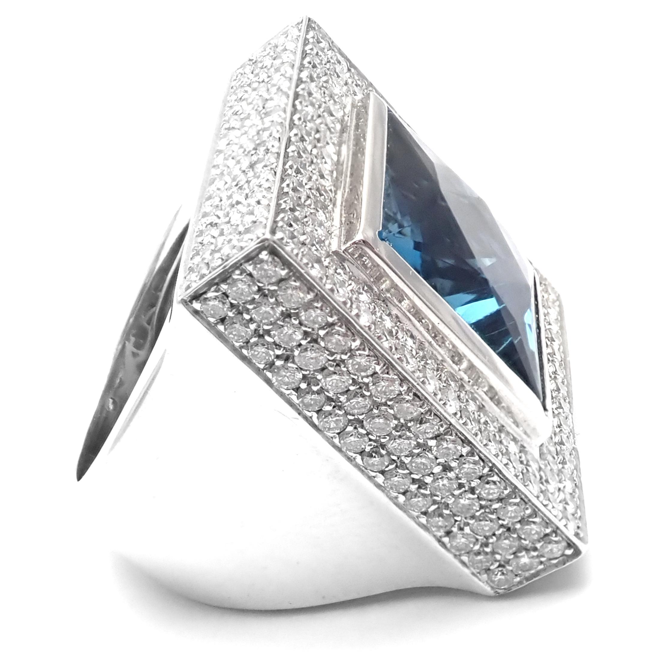 18k White Gold Diamond and London Blue Topaz Large Ring by Pasquale Bruni.
With 292 round brilliant cut diamonds VS1 clarity, G color total weight approx. 4.14ct
Large London Blue Topaz 16mm x 16mm approximately 17ct
This ring comes with Box and