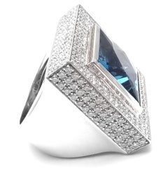 Anello grande in oro bianco con diamante e topazio blu di Londra di Pasquale Bruni
