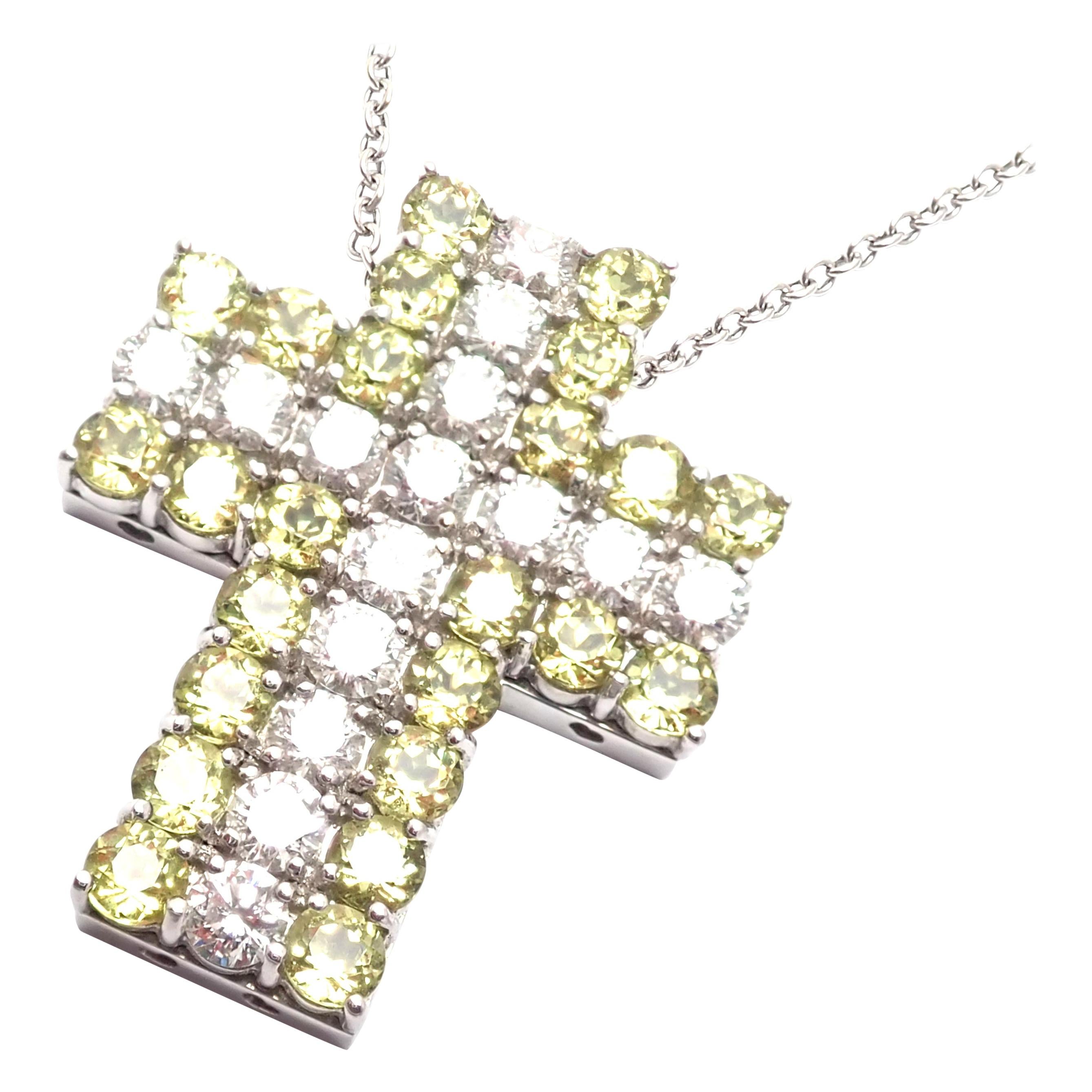 Pasquale Bruni Collier croix en or blanc avec péridots et diamants en vente