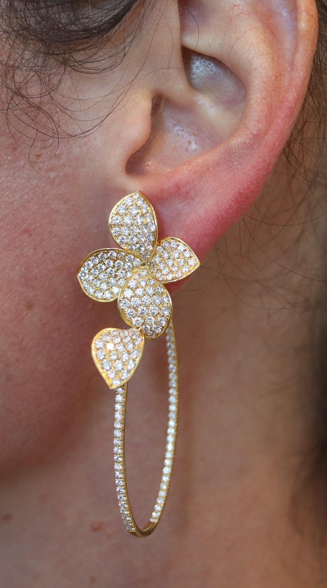 Petit garden Il Giardino earrings designed by Pasquale Bruni.

This is a fabulous contemporary convertible hoops earring, created in Italy by the jewelry designer Pasquale Bruni. The large flowers earrings are convertible for day and night and part