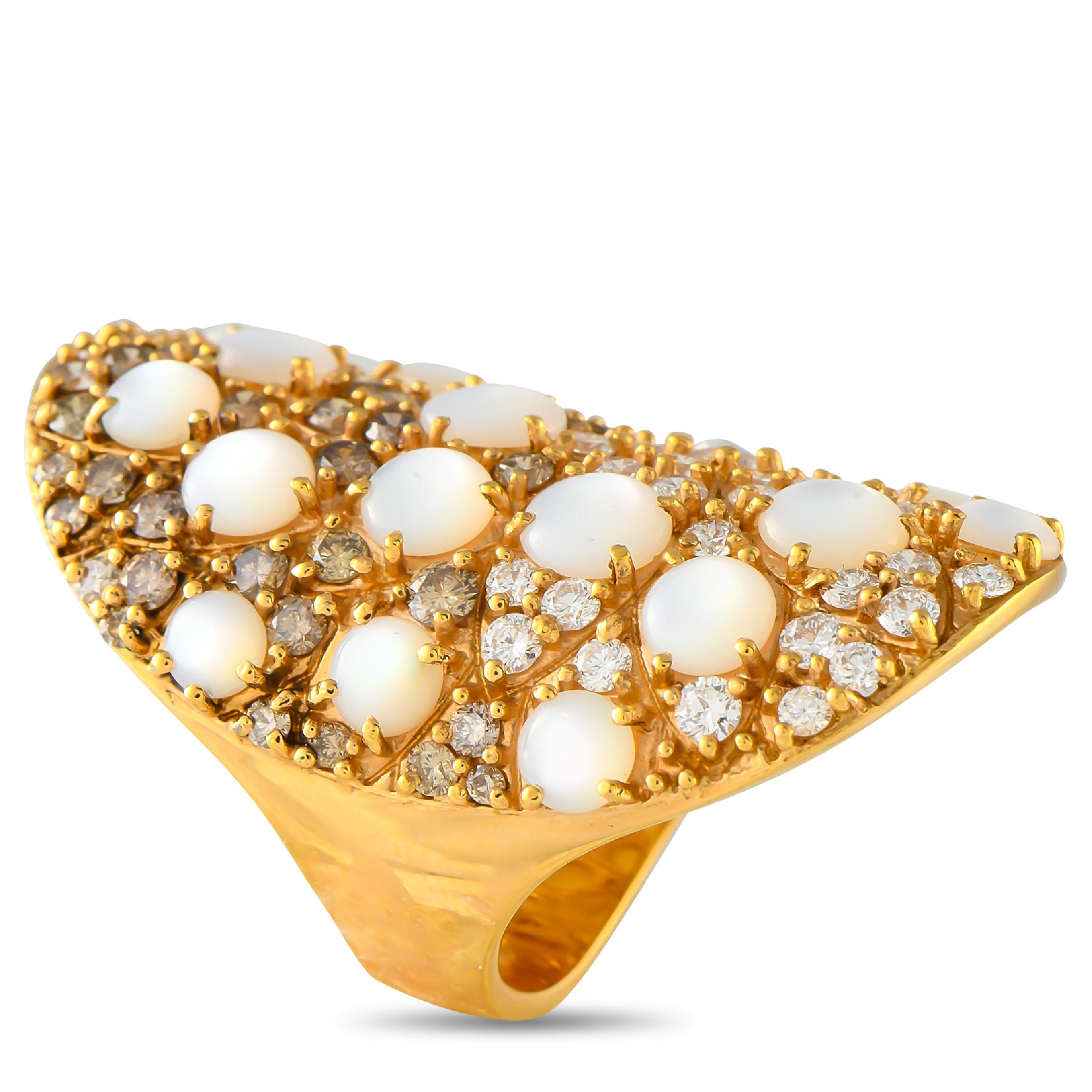 Un anello accattivante che cattura il simbolismo che caratterizza la collezione Collectional di Pasquale Bruni. Questo anello è caratterizzato da un disco curvo sovradimensionato  a cupola per contornare il dito in modo elegante. La superficie è