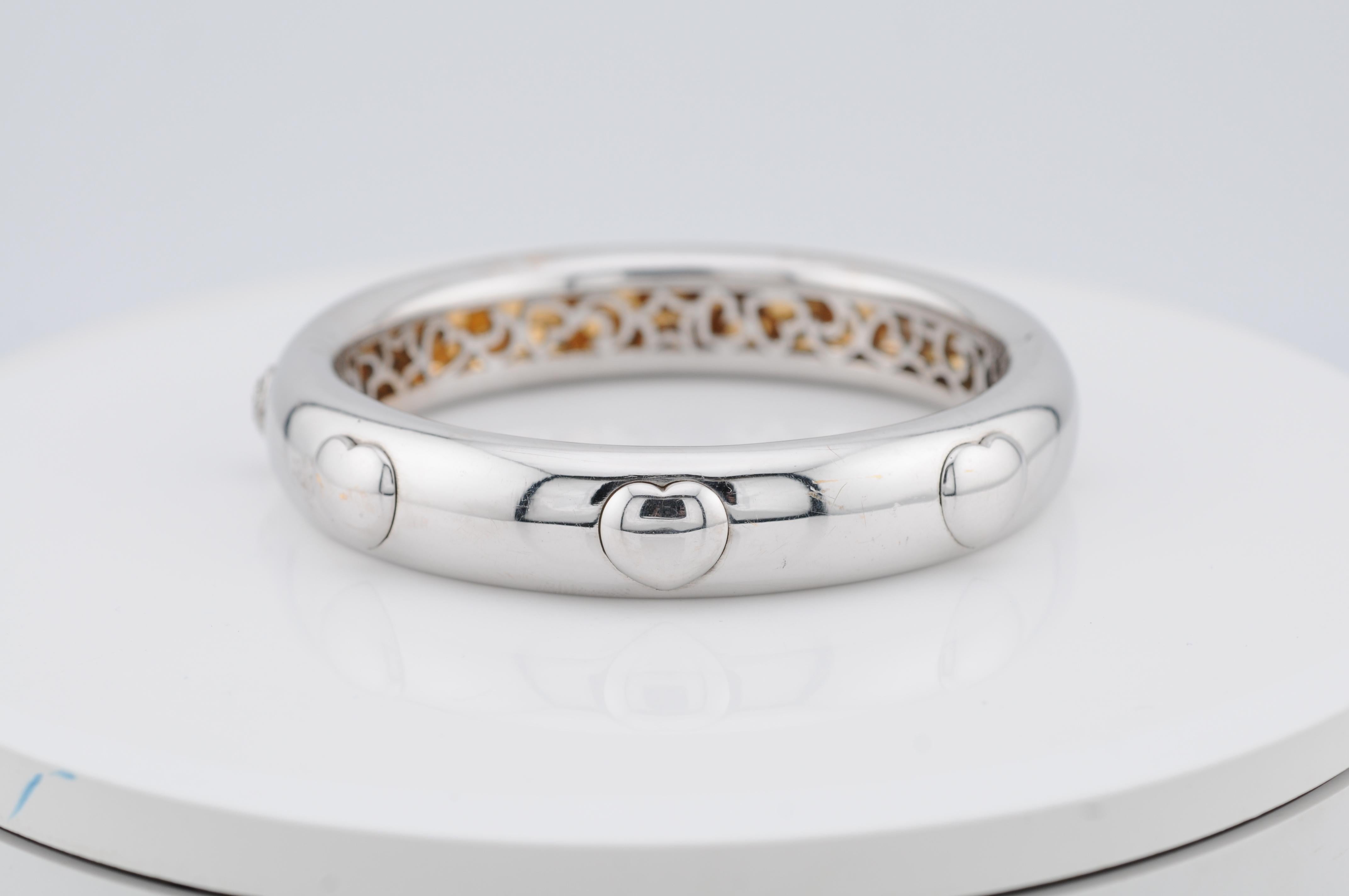 Bracciale massiccio Pasquale Bruni in oro bianco 18 carati, realizzato in Italia.
Il pezzo pesa 78,4 g e ha un diametro interno di 6 cm.
L'interno è splendidamente cesellato e dettagliato, a dimostrazione della maestria artigianale del marchio.

Un