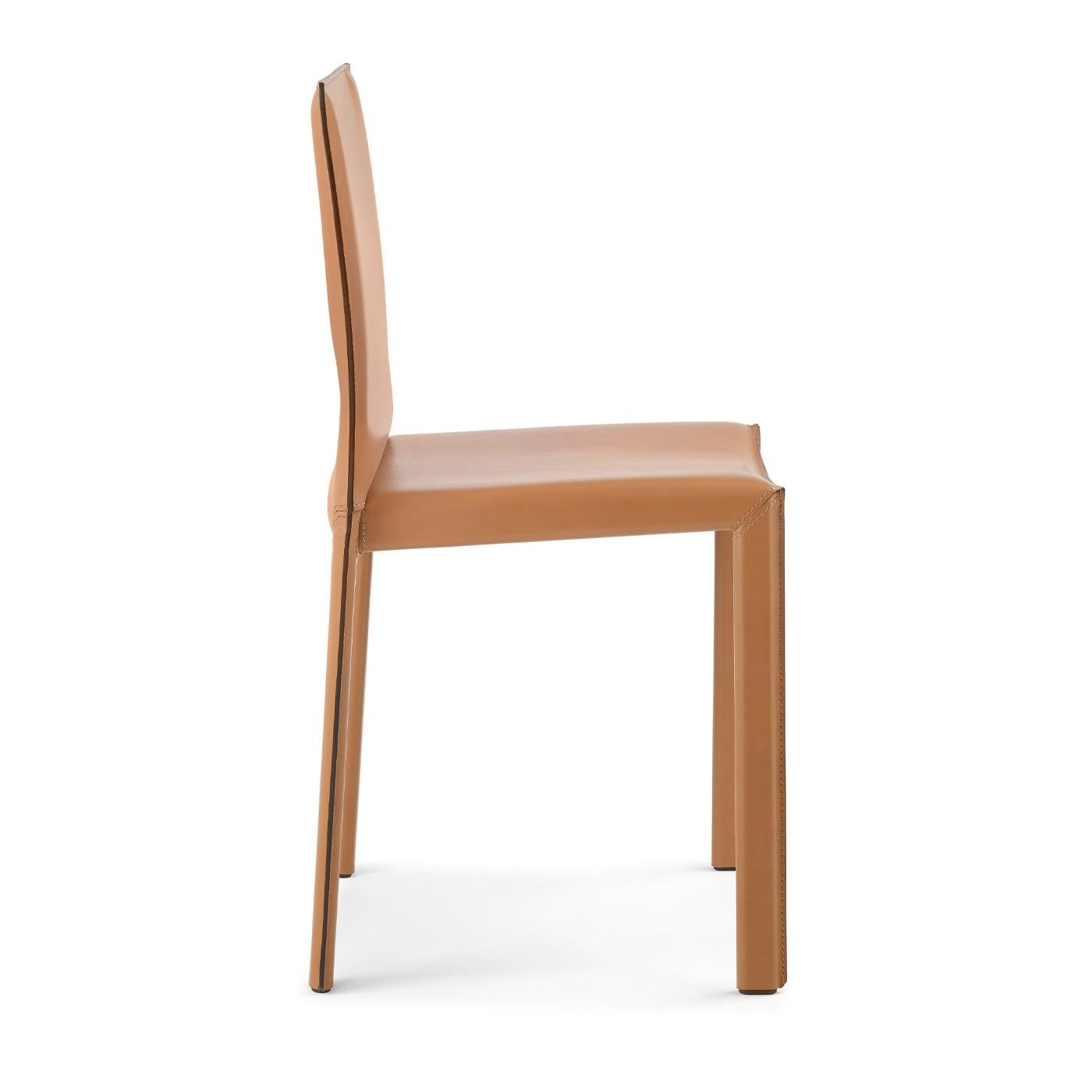 Sedia con struttura in tubolare d'acciaio completamente rivestita in pelle; piano di seduta in metallo rivestito in tessuto tecnico nero. Tutti i componenti sono disponibili in altri colori. Contatta il concierge per maggiori informazioni.