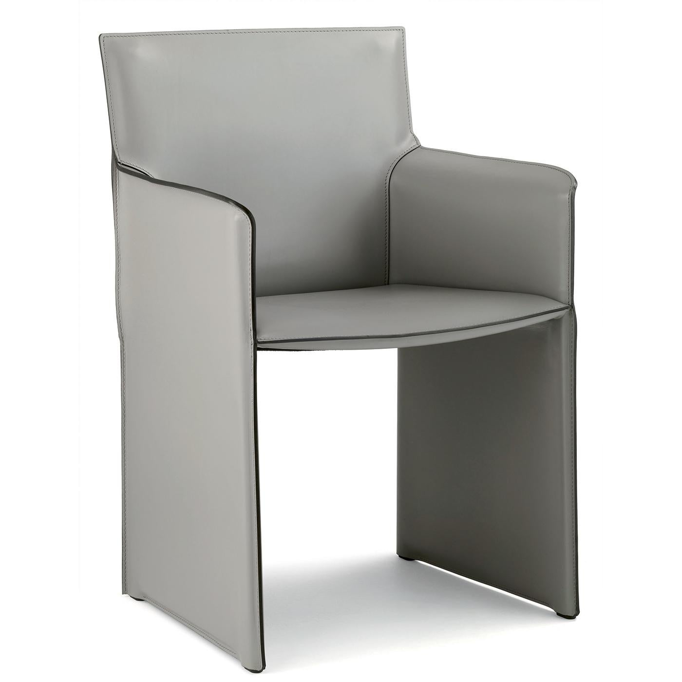 L'aspect minimaliste de ce fauteuil est mis en valeur par son revêtement en cuir de couleur ardoise. Le style comporte également un cadre en acier tubulaire et une lèchefrite en métal recouverte d'un tissu technique noir. Sa structure robuste et