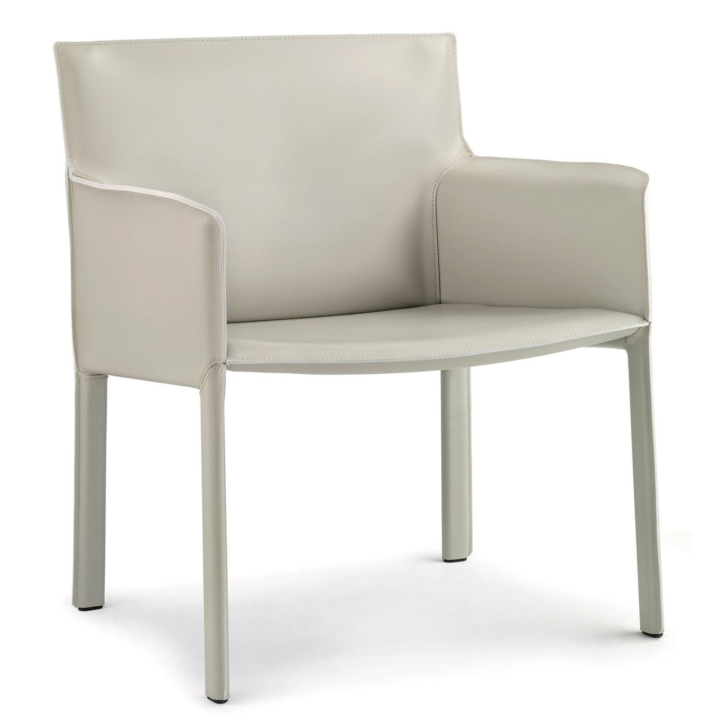 Le confortable fauteuil relax est recouvert de cuir gris soie sur une structure en acier tubulaire. D'autres couleurs et finitions sont disponibles, garantissant qu'elle s'intègre parfaitement à n'importe quel environnement. Un couvercle d'assise en