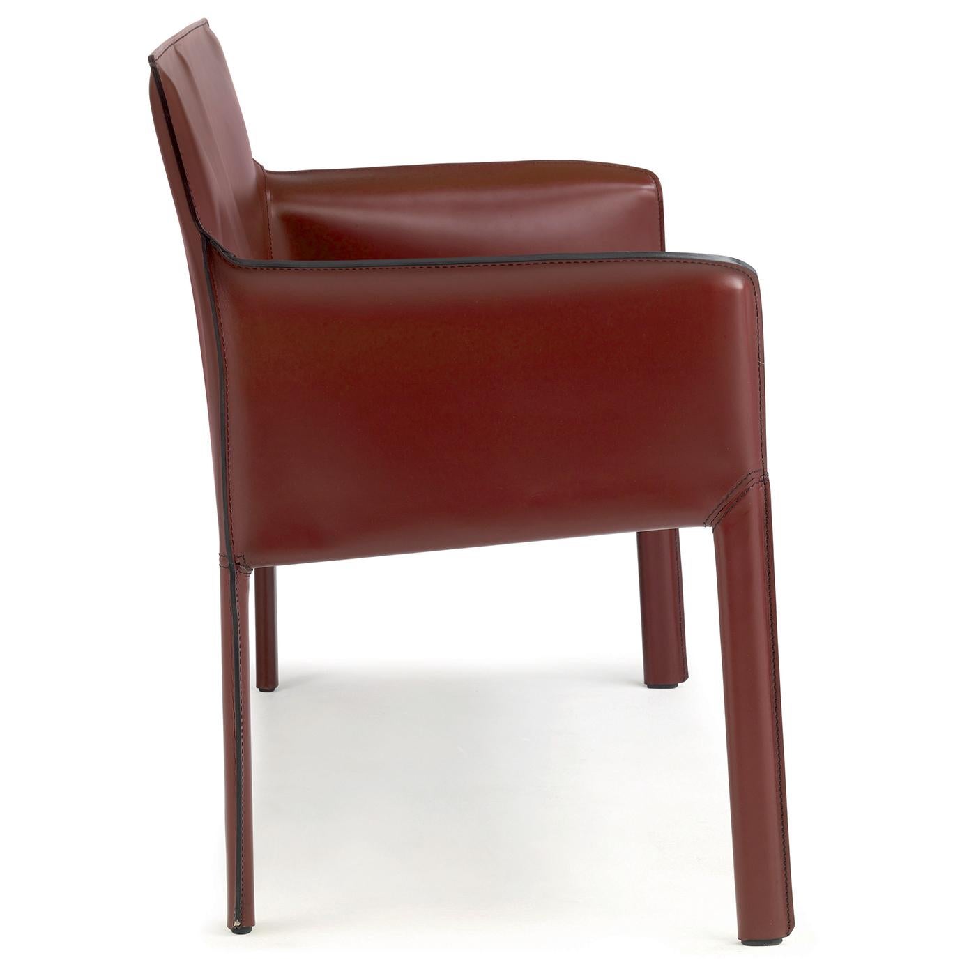 Questo divano a quattro gambe estremamente delicato ha una silhouette appena accennata, sofisticata ed elegante. La sua struttura tubolare in acciaio è interamente rivestita in pelle color Bordeaux. Presenta una seduta in metallo rivestita in