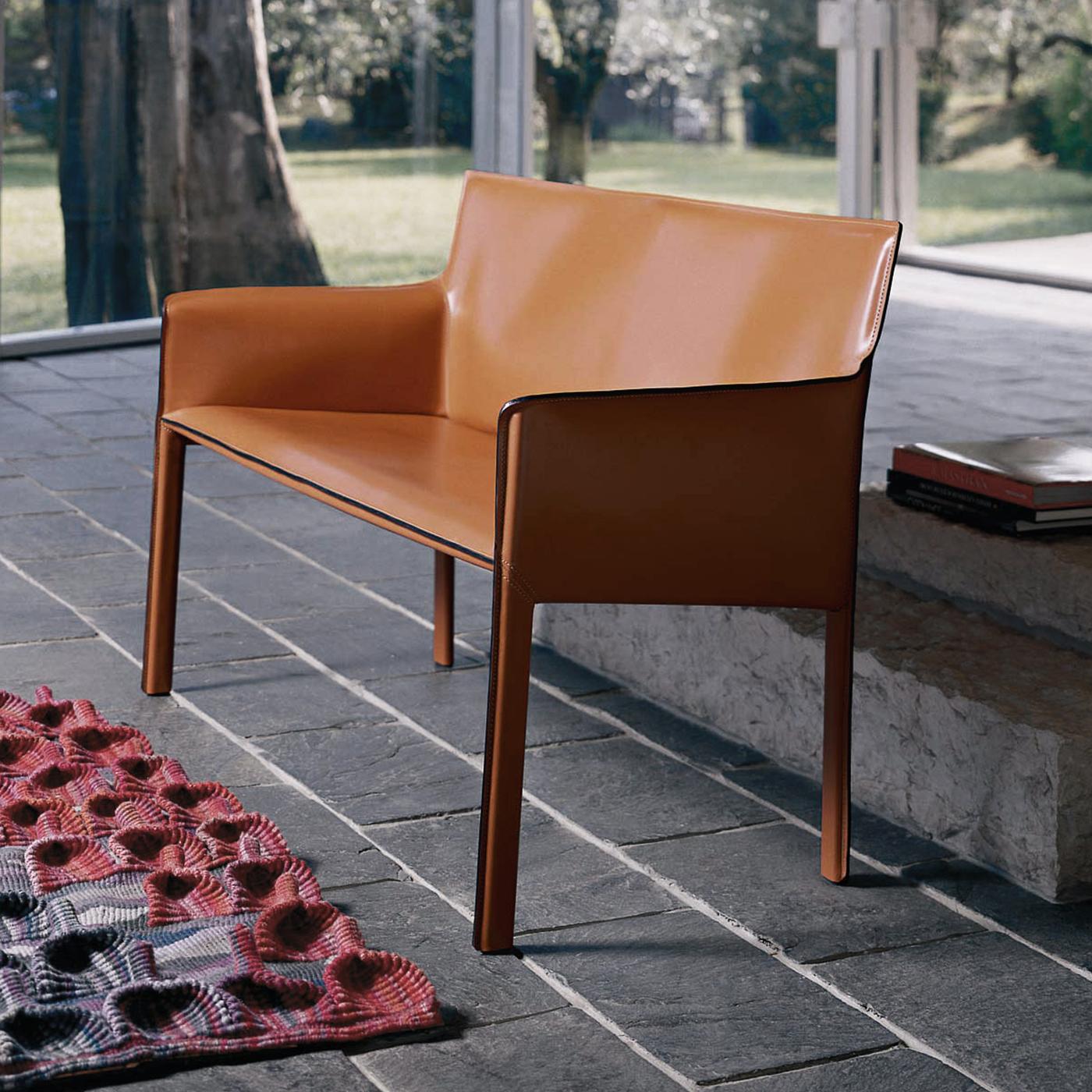 This sofa is completely covered in natural-colored leather. Its thin, minimal structure creates a distinct, striking visual silhouette. Formed from a tubular steel frame, it can be completely customized in terms of color and finishings, making it