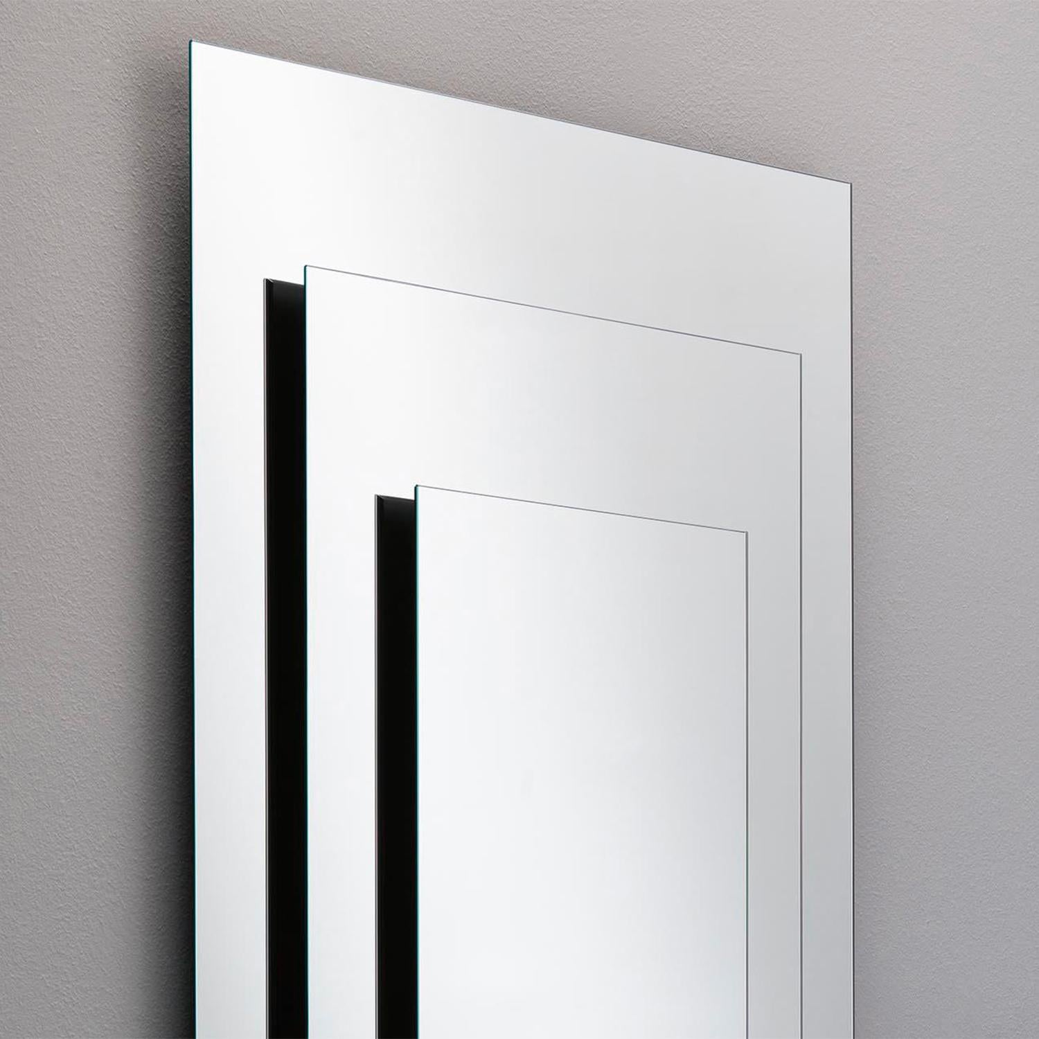 Mirror pass glass all in mirror glass and with wooden
structure in black finish between each mirrors panels.
Also available with back mirrored led light system, 
price: 5800,00€ on request.