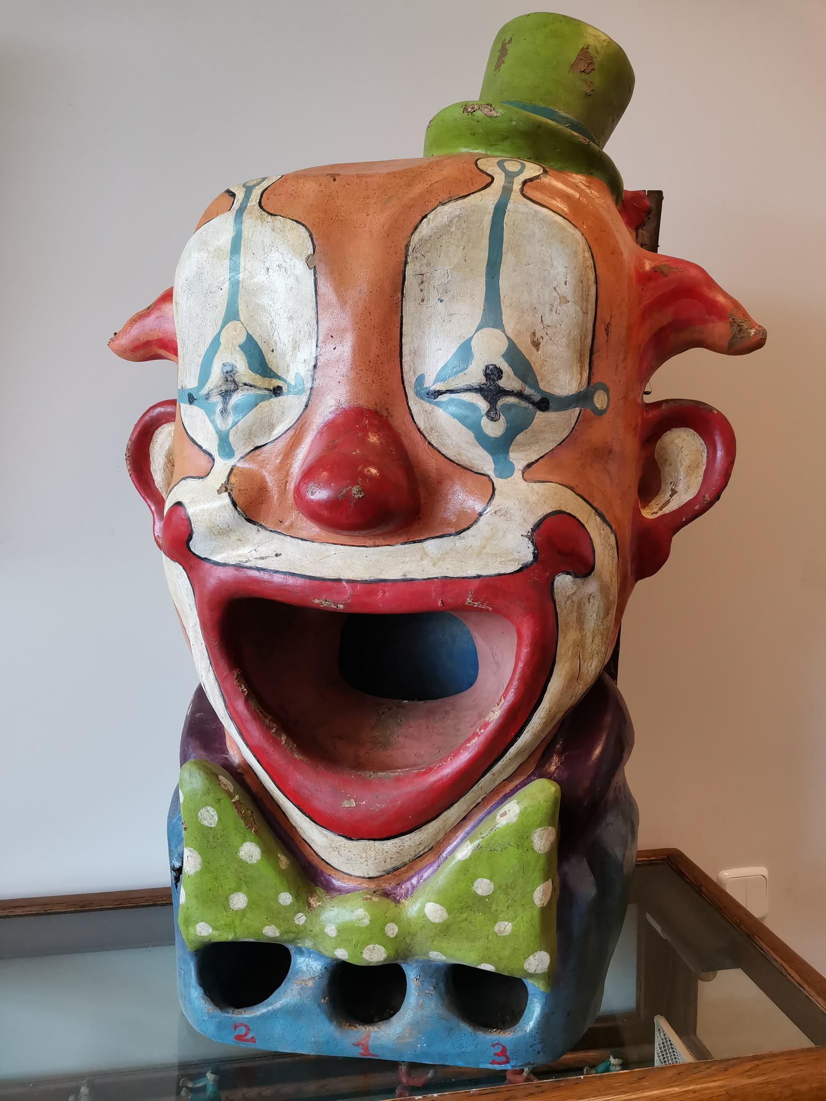 Very curious pass or eat ball representing a clown.
The object of the game was to throw rag balls into the hole formed by the mouth.
Hand painted papier maché mounted on a wooden plinth.
Fairly beautiful original condition
Measures: Height 97cm