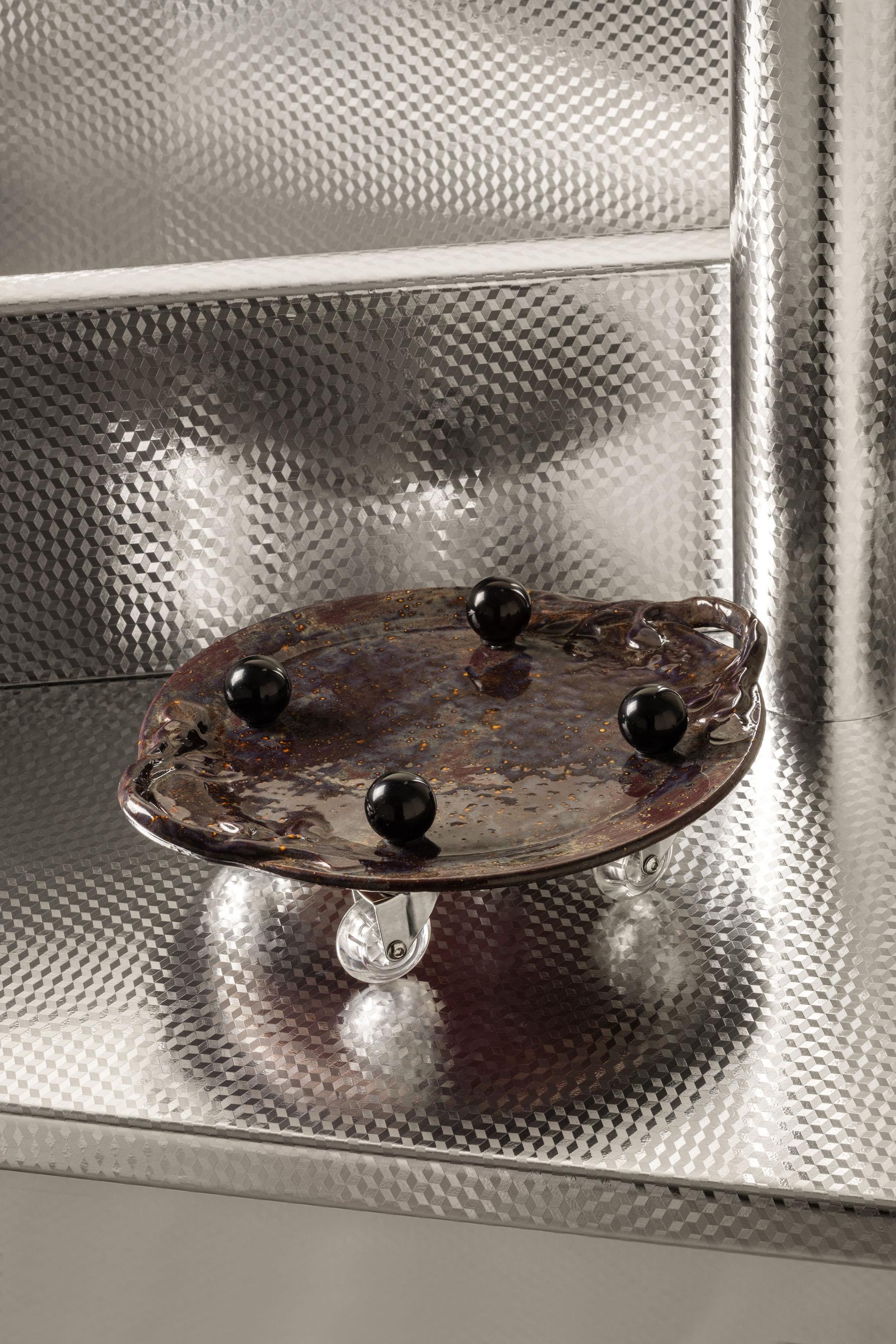 Mo'Mo'Po'Mo' !

Un plat de service en céramique monté sur des roulettes à 360 degrés pour une grande liberté de mouvement. 
Une manière interactive de recevoir à table, qui garantit qu'aucun invité égoïste ne s'accapare les hors-d'œuvre. 'Pass the