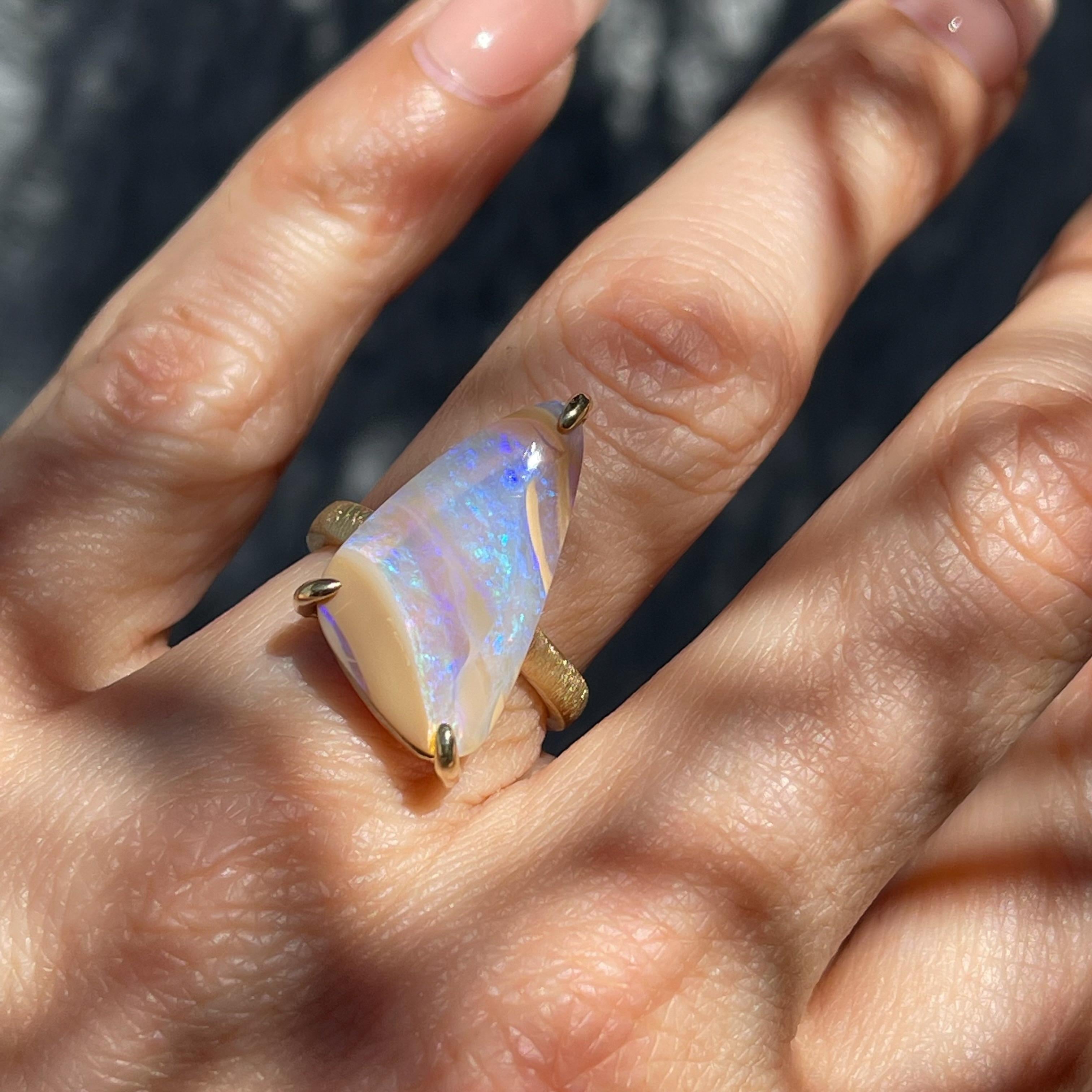 Une opale de cristal éthérée jaillit des teintes pastel dans la bague Passage of Time Australian Opal. Sa base brille d'une lueur lavande apaisante, tandis que des braises vertes et turquoises scintillent sur le dessus et que des rubans caramel se