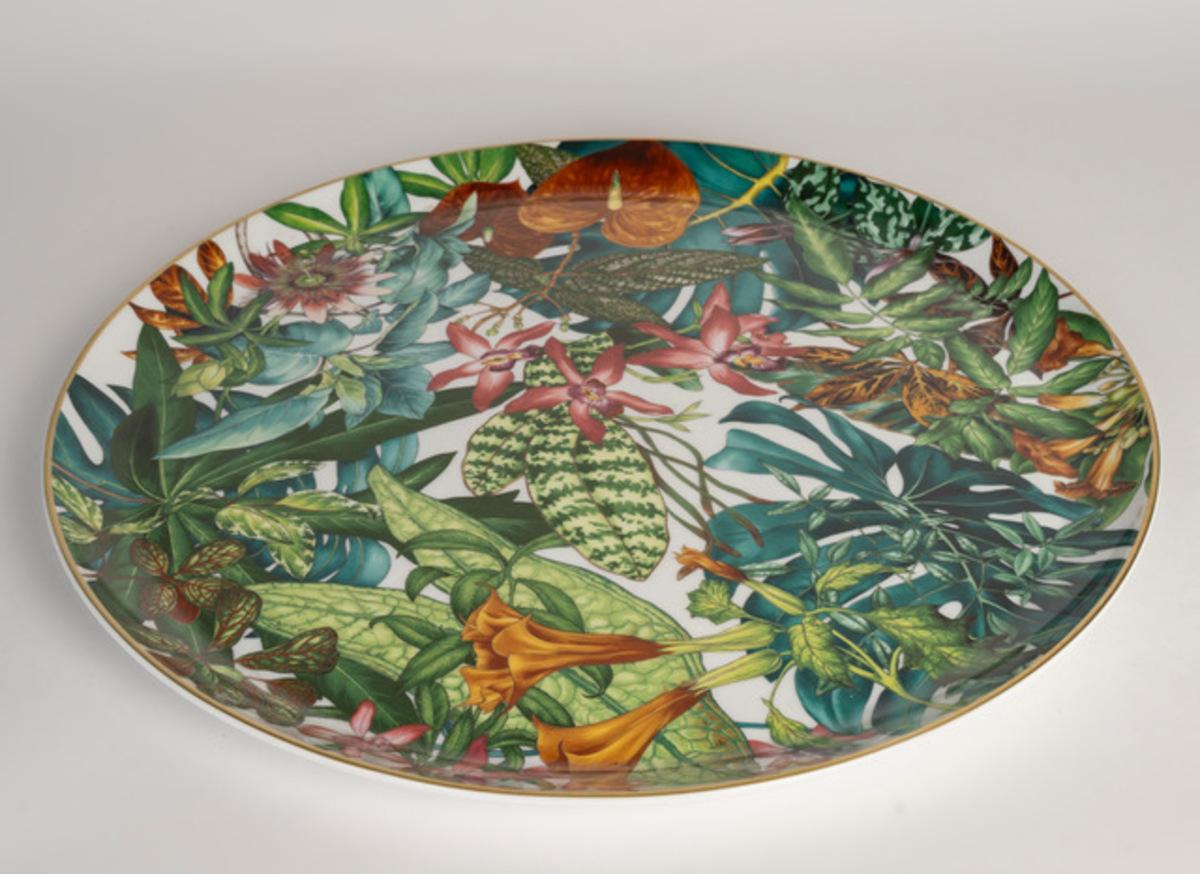 Round porcelain tray
Decorations printed using screen printing and applied by hand. Gold trim applied by hand using a brush.

Designed by Nathalie Rolland-Huckel

Diameter: 44 cm