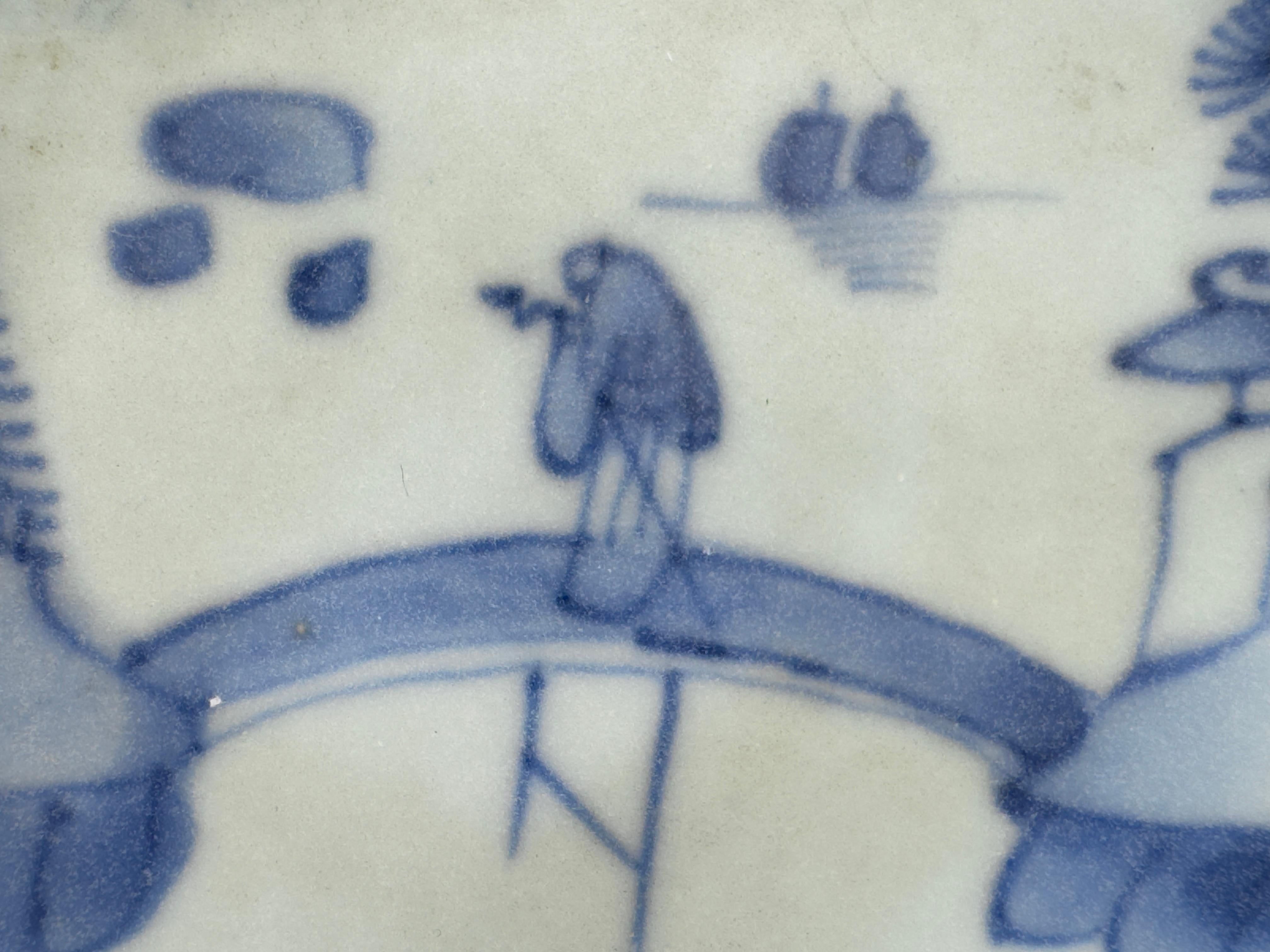Mit einem Medaillon, das zwei zusammenfahrende Boote zeigt, die an einer Insel vorbeifahren, auf der eine einsame Figur an oder auf einer Brücke steht, der Rand mit einem schmalen Fischgrätenmuster, die Rückseite in Cafe-au-lait glasiert

Zeitraum :