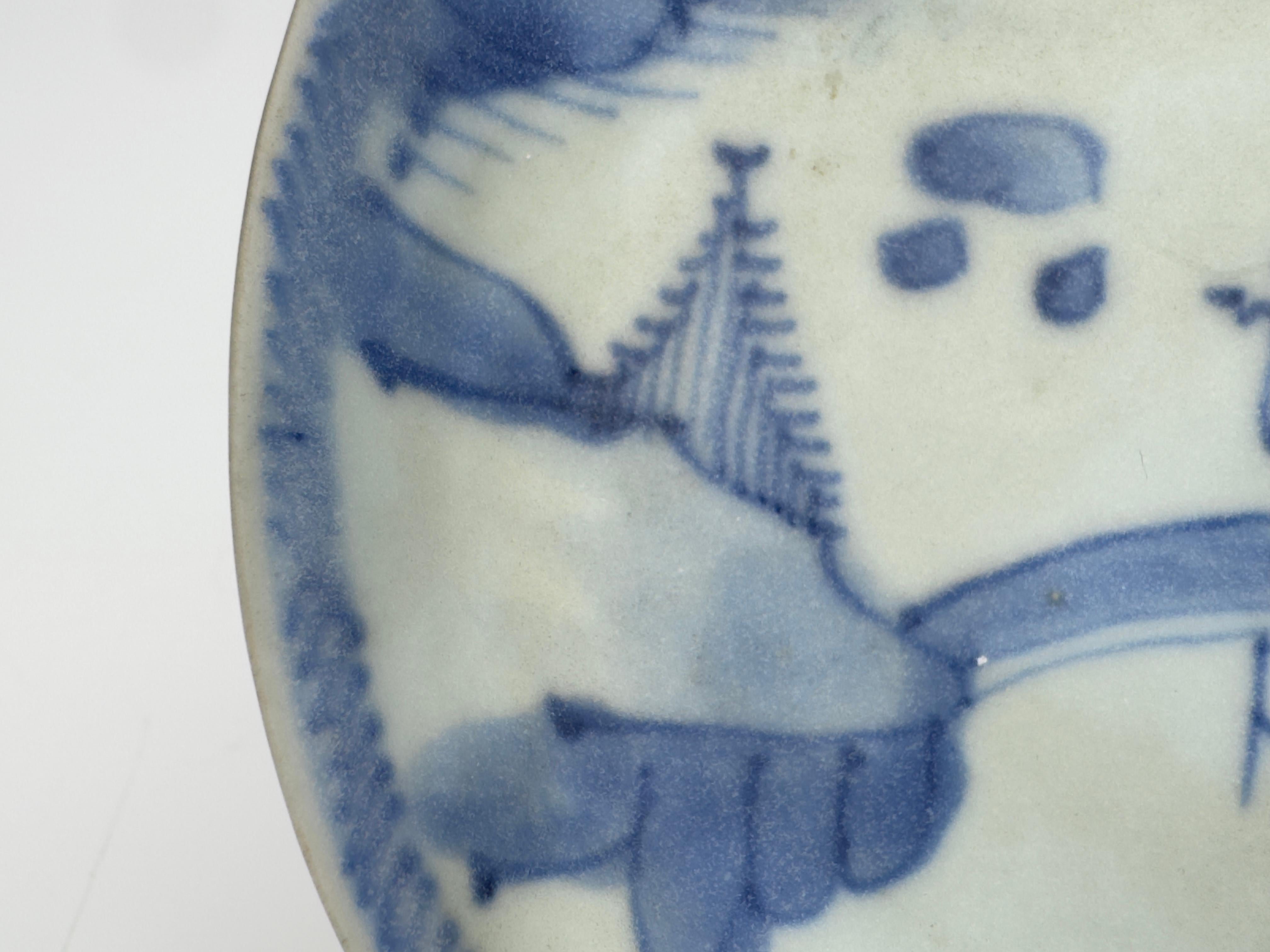 Blaue und weiße Untertasse 