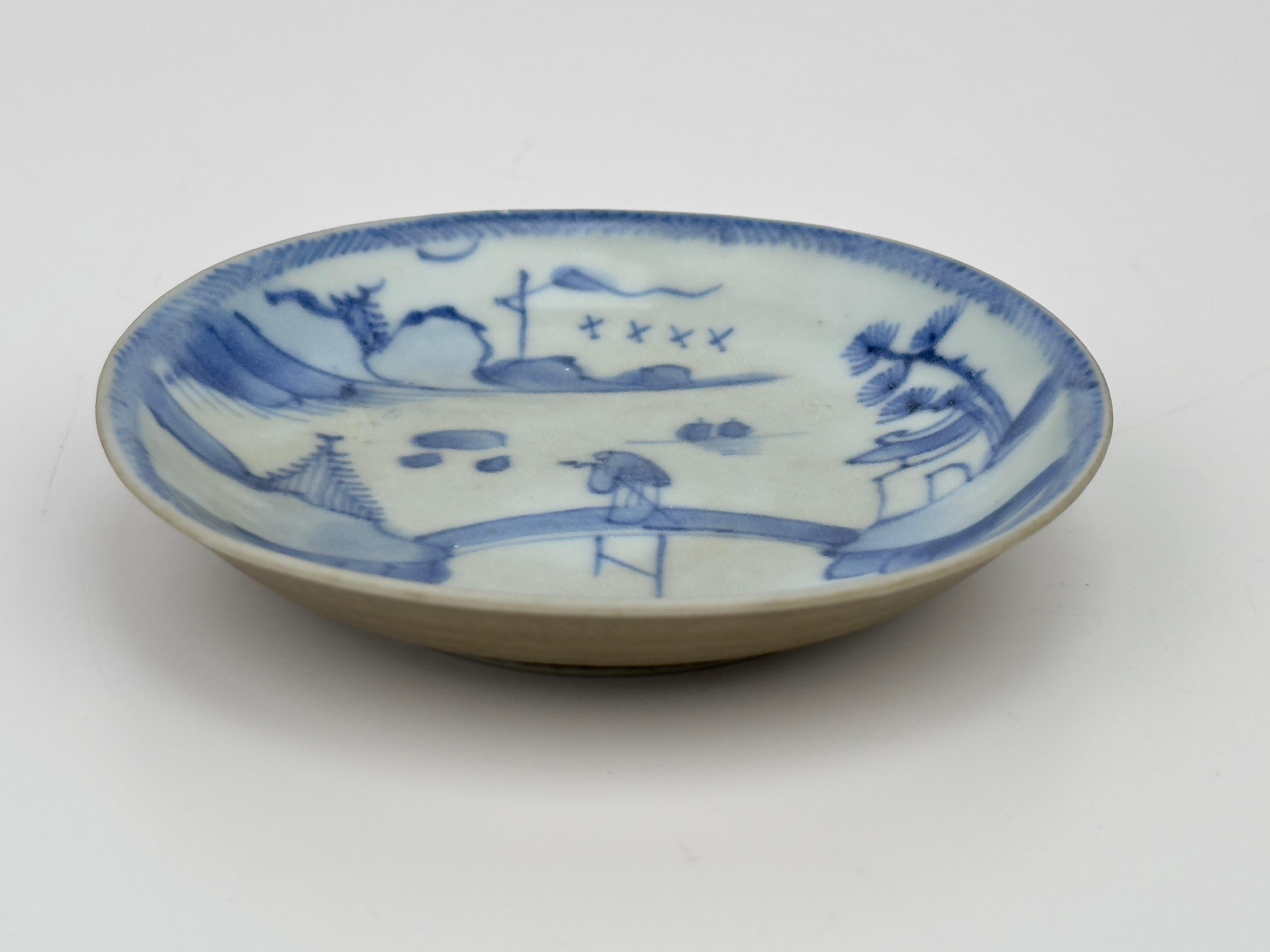 Blaue und weiße Untertasse 