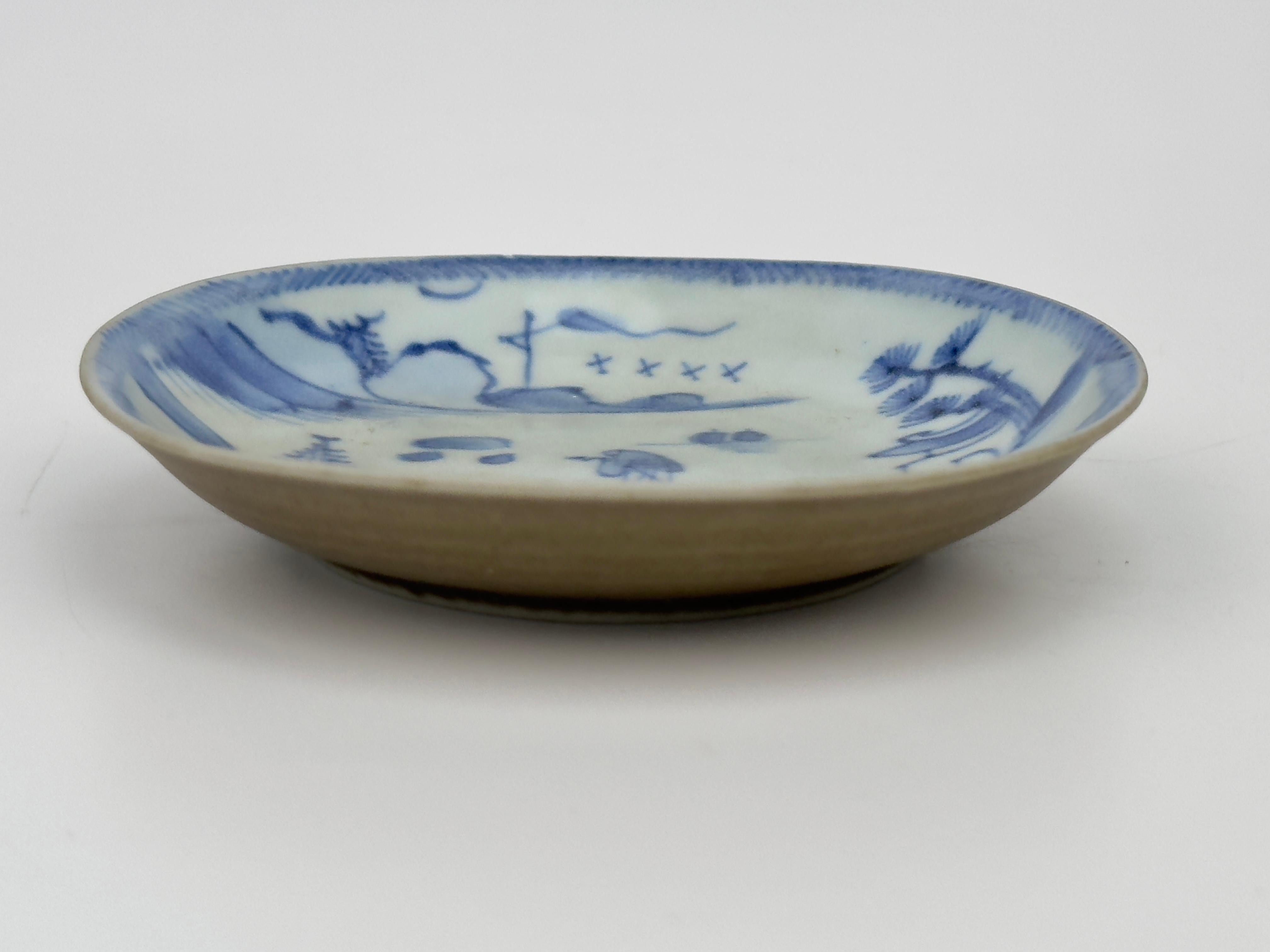 Blaue und weiße Untertasse 