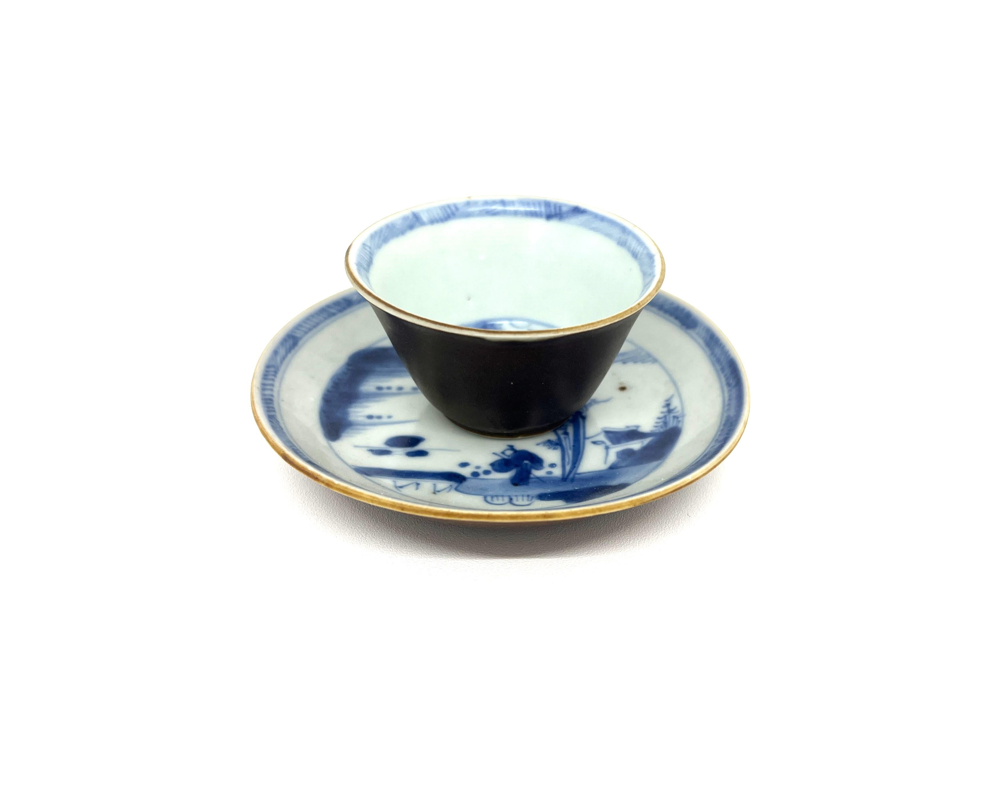 With a medallion of two boats sailing together, passing an island on which a solitary figure stands by or on a bridge, the rim with a narrow heringbone pattern, the reverse glazed cafe-au-lait

Period : Qing Dynasty, Yongzheng Period
Production Date