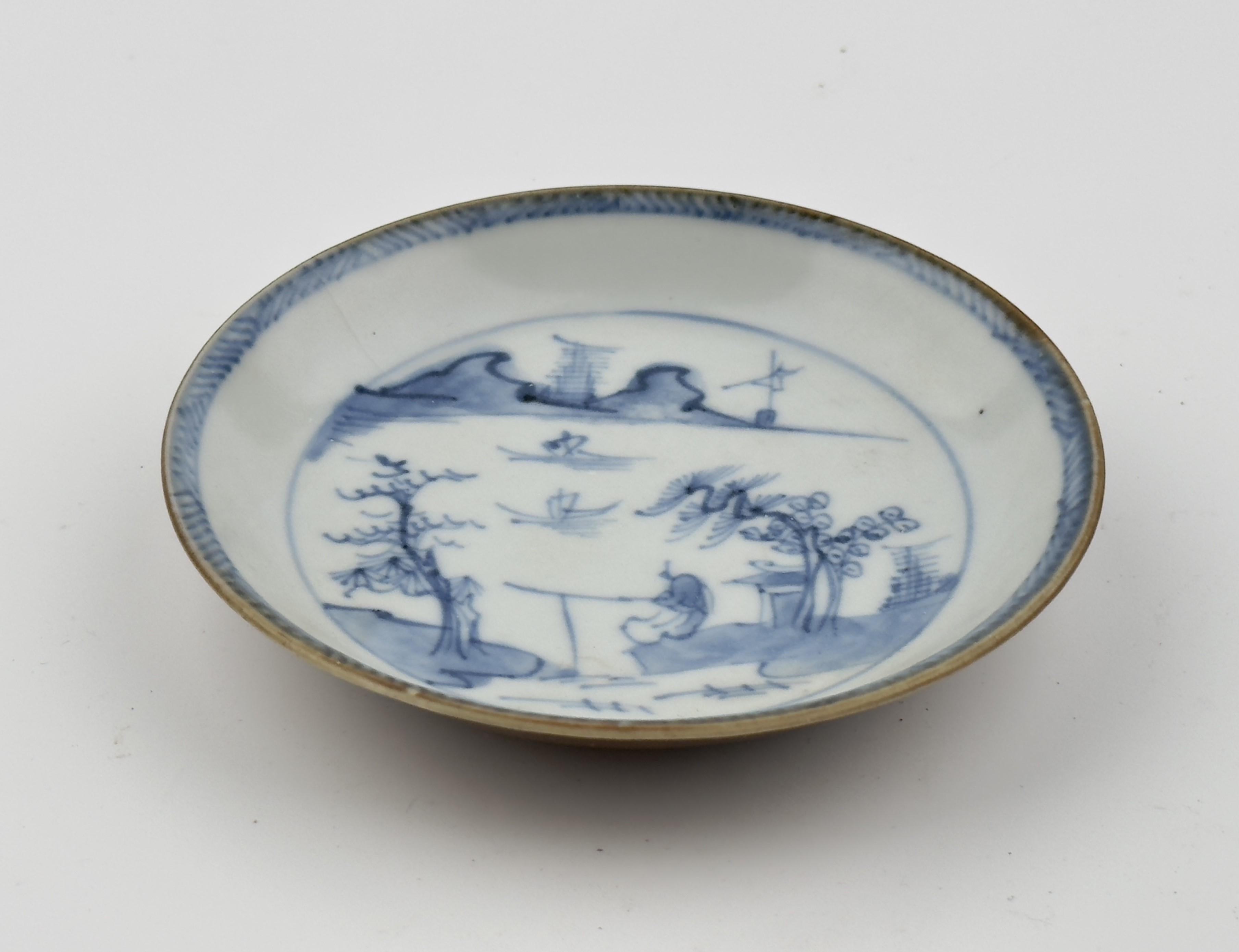 Vietnamita Piattino blu e bianco con motivo di barche e figure che passano, circa 1725, dinastia Qing in vendita
