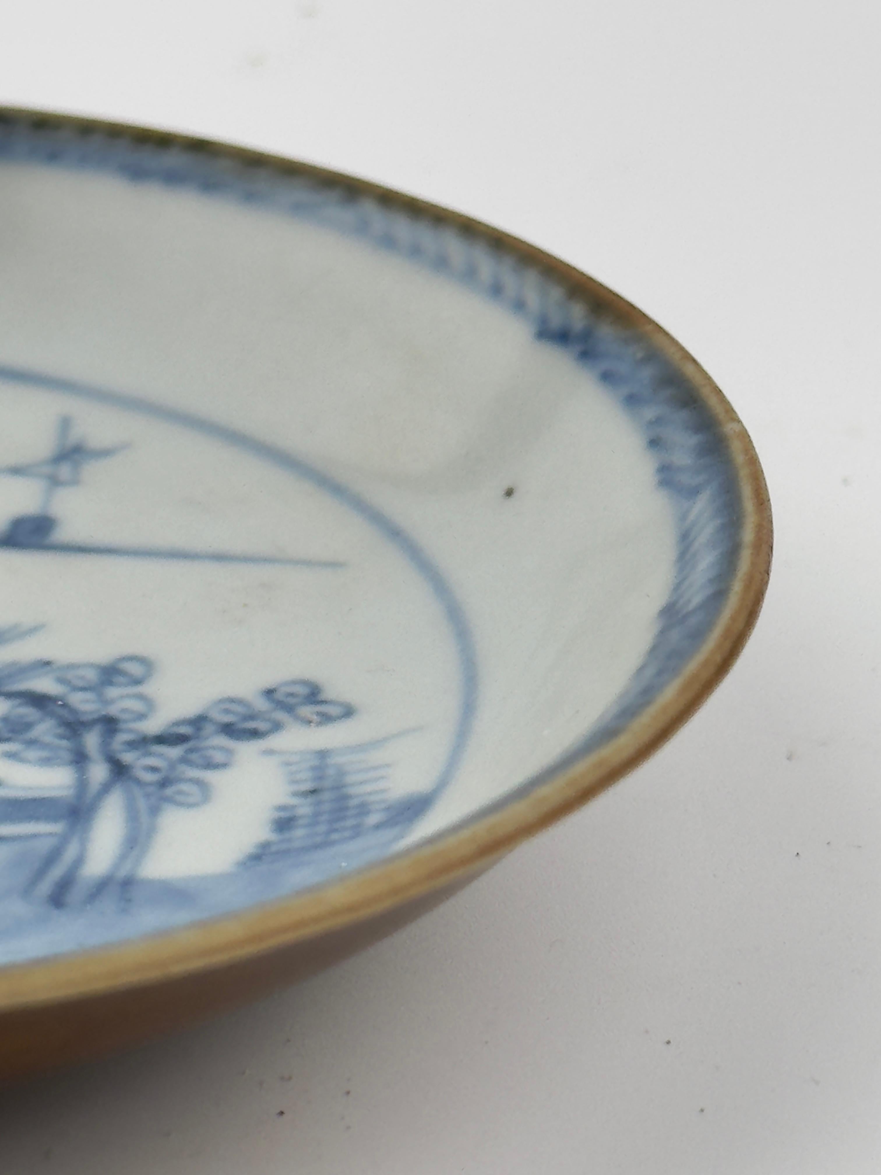 Piattino blu e bianco con motivo di barche e figure che passano, circa 1725, dinastia Qing In condizioni buone in vendita a seoul, KR