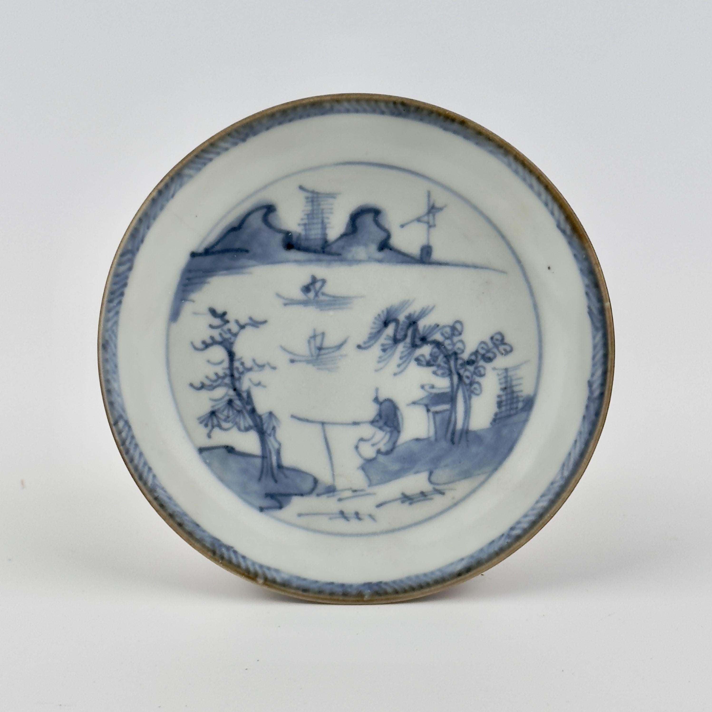 Inizio XVIII secolo Piattino blu e bianco con motivo di barche e figure che passano, circa 1725, dinastia Qing in vendita