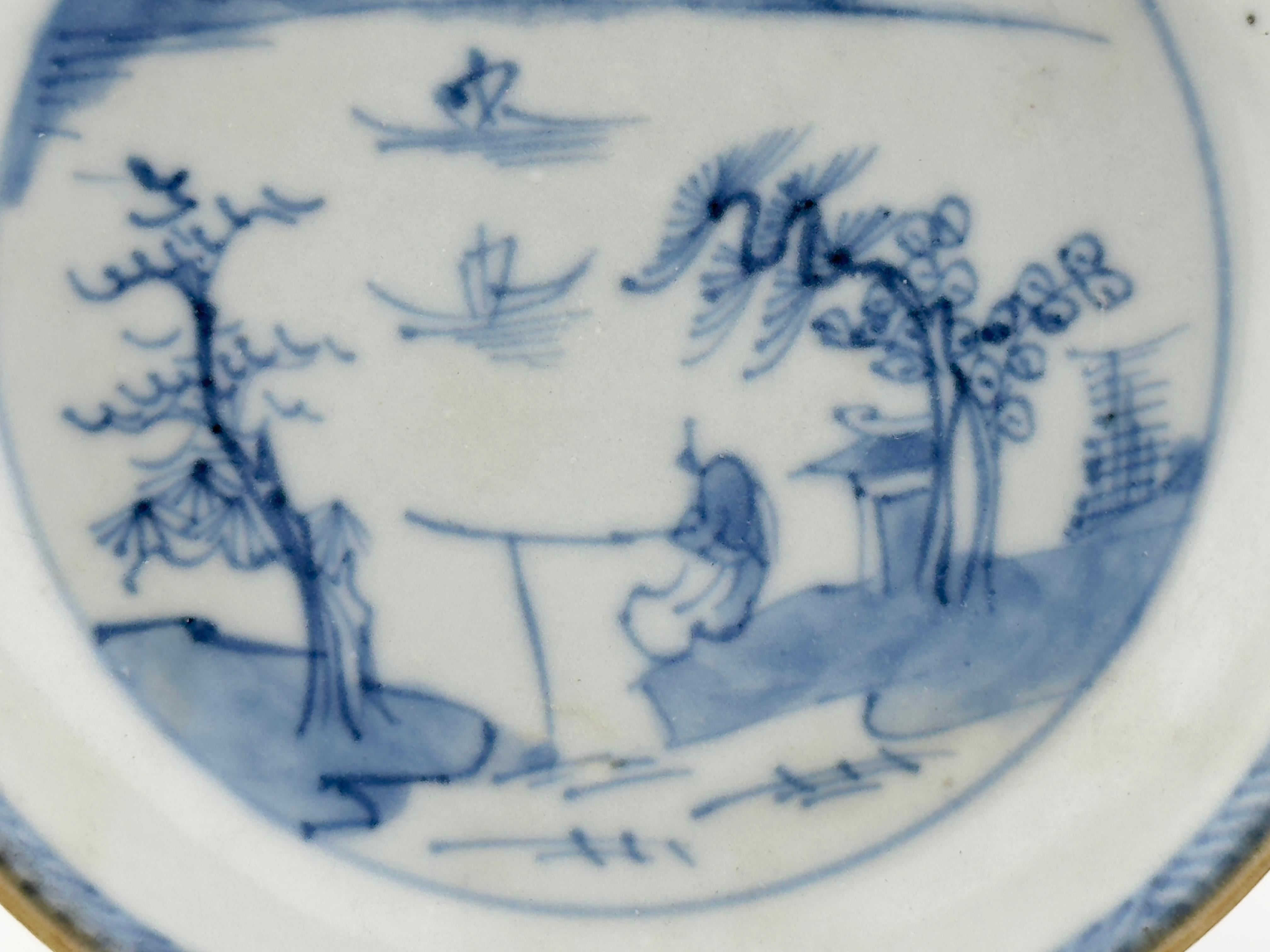 Ceramica Piattino blu e bianco con motivo di barche e figure che passano, circa 1725, dinastia Qing in vendita