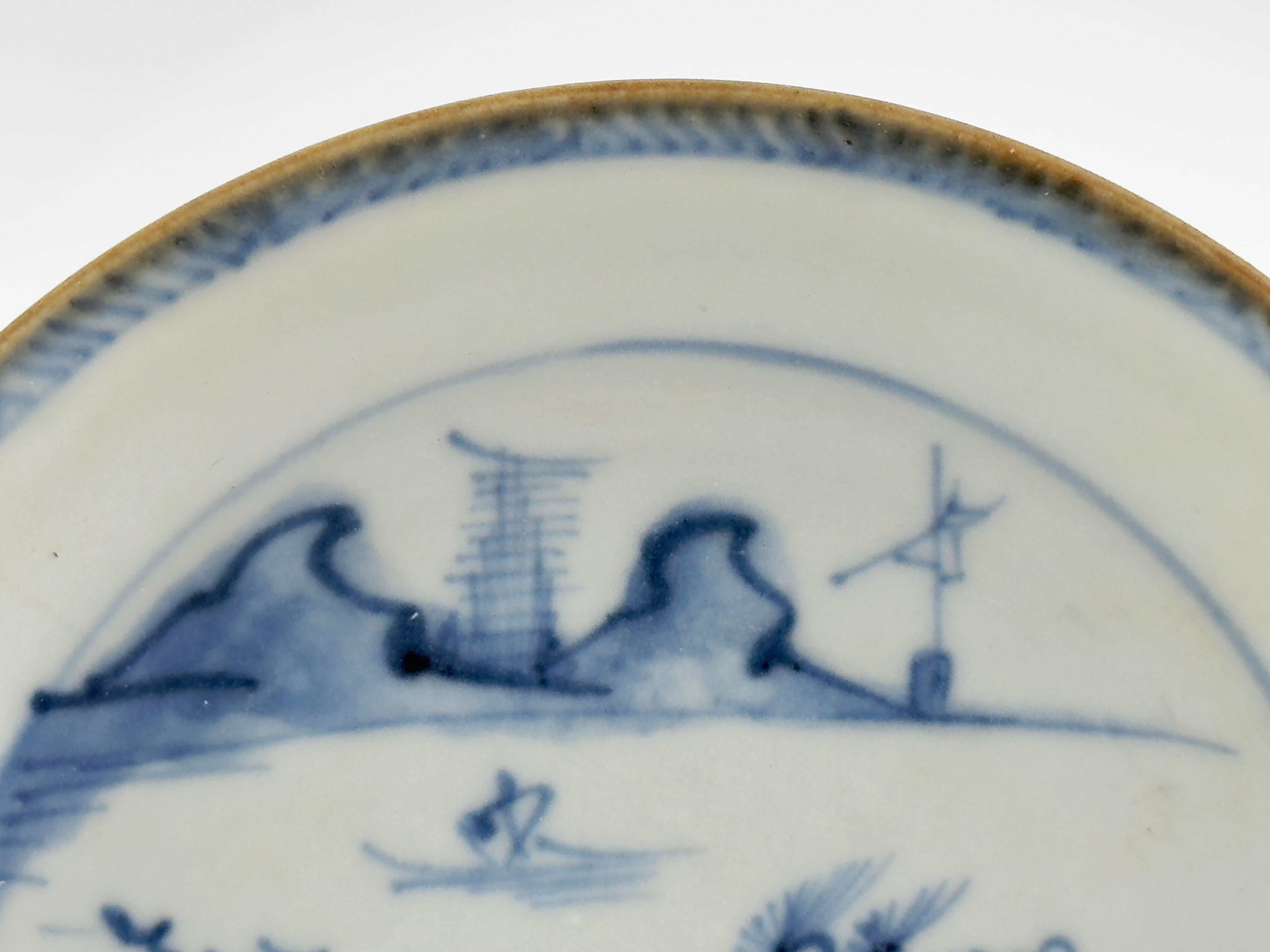 Piattino blu e bianco con motivo di barche e figure che passano, circa 1725, dinastia Qing in vendita 1