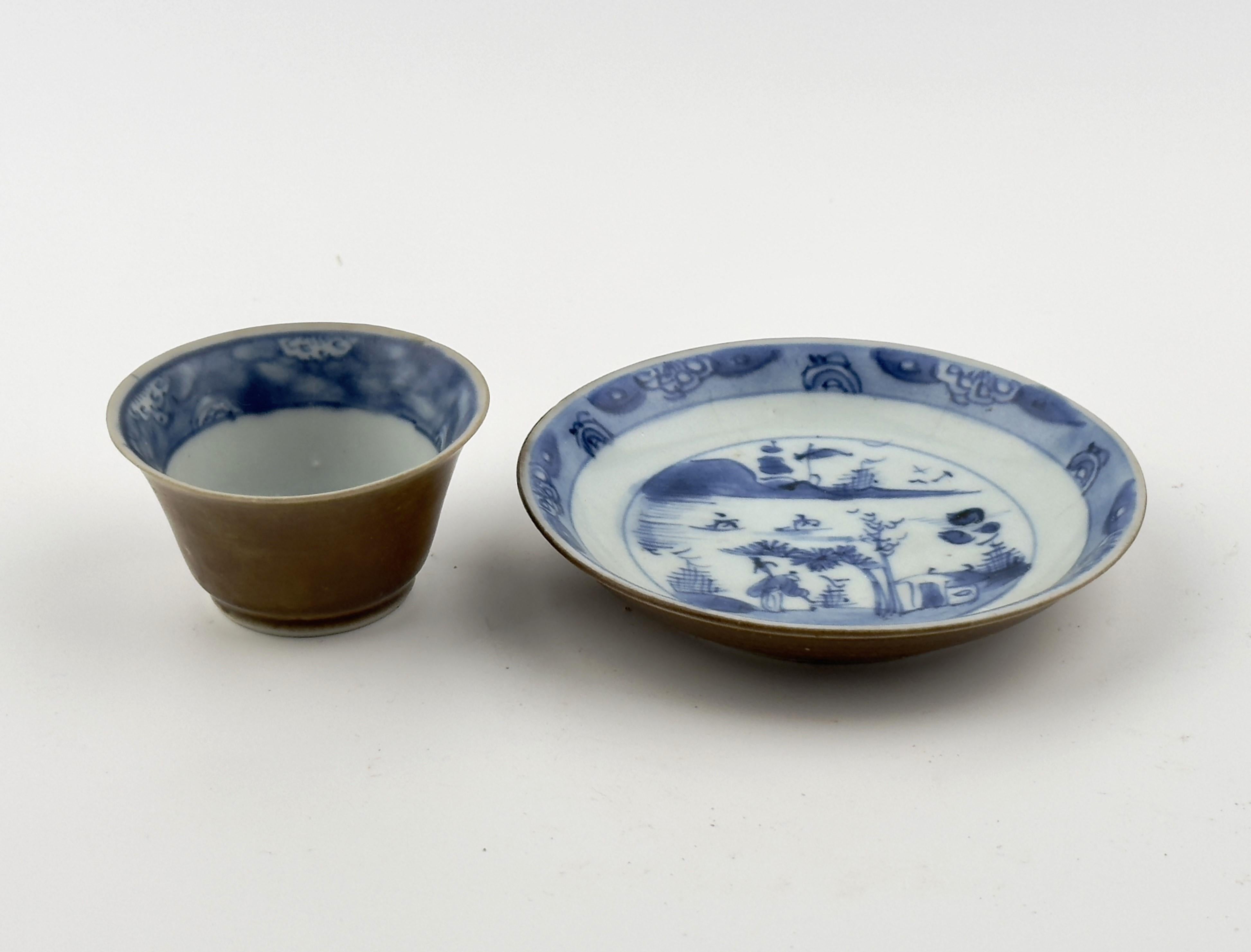 Vorbeifahrende Boote und Figur Teeschale und Untertasse C 1725, Qing Dynasty Yongzheng Era (Glasiert) im Angebot