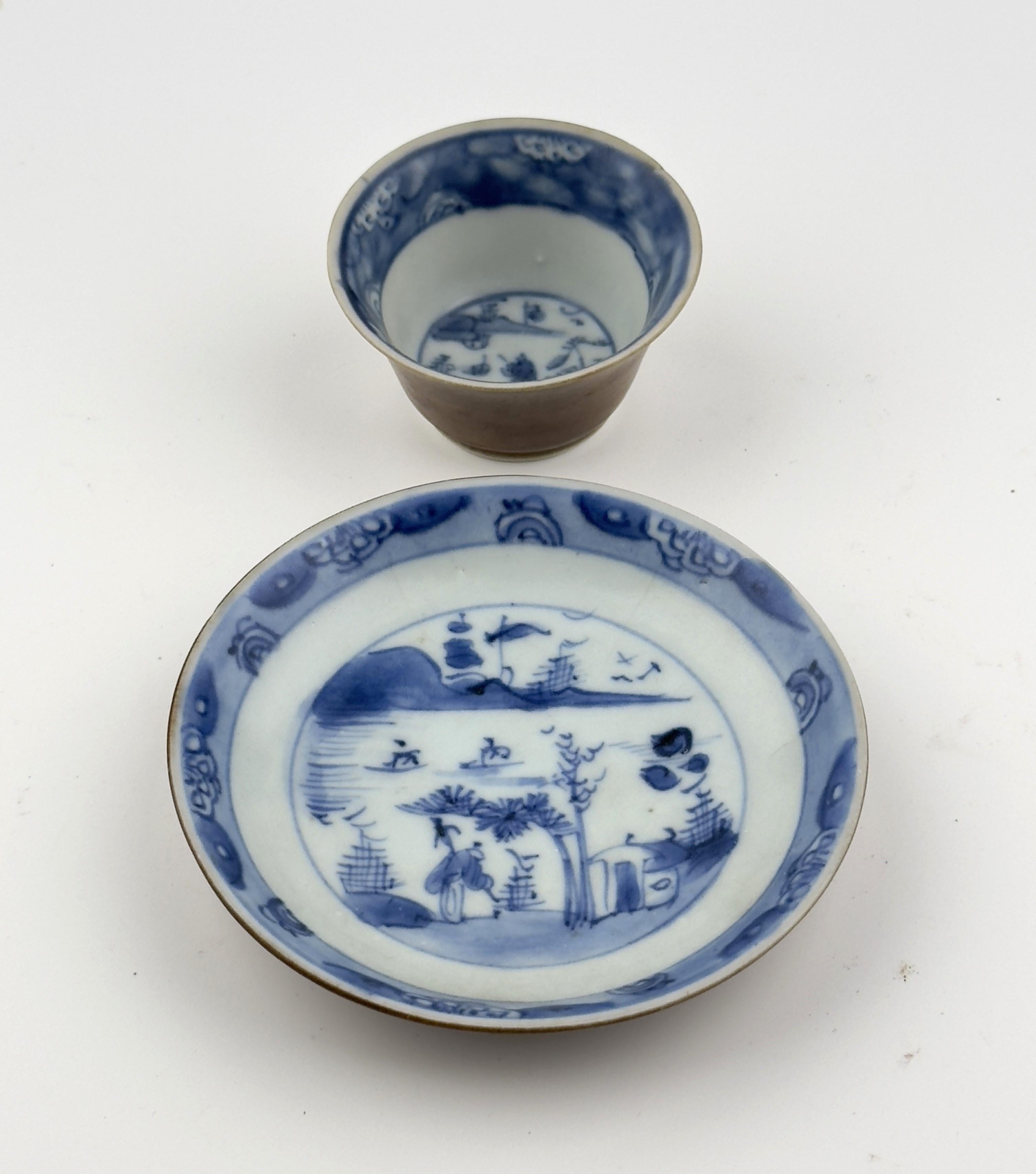 Mit einem Medaillon, das zwei zusammenfahrende Boote zeigt, die an einer Insel vorbeifahren, auf der eine einsame Figur an oder auf einer Brücke steht, der Rand mit Stein- oder Blumenmuster, die Rückseite mit Cafe-au-lait glasiert.

Zeitraum :
