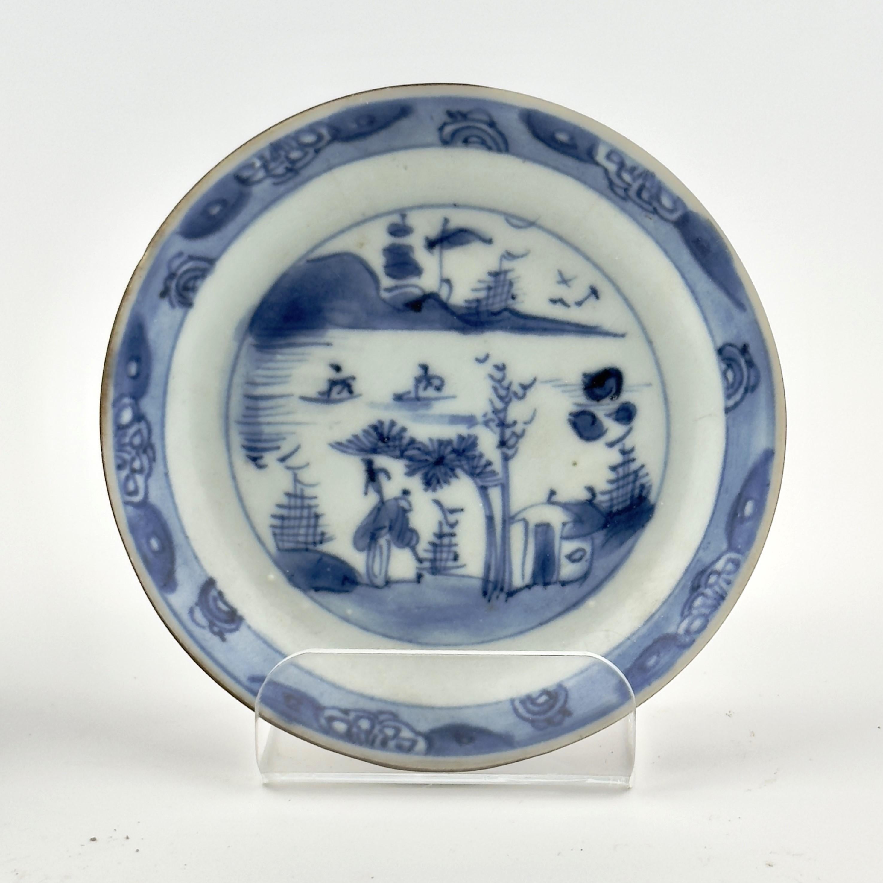 Vorbeifahrende Boote und Figur Teeschale und Untertasse C 1725, Qing Dynasty Yongzheng Era (Porzellan) im Angebot