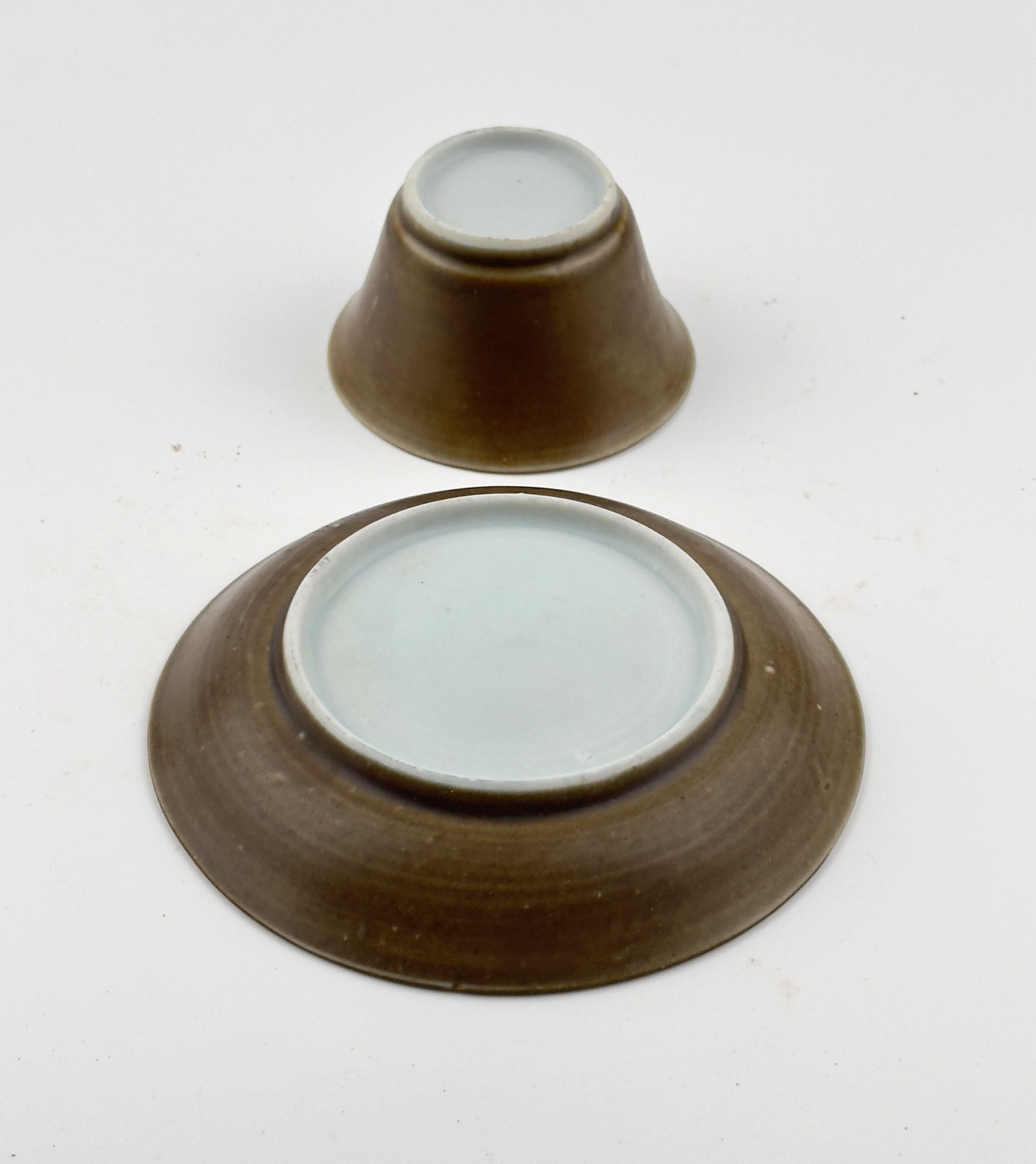 Vorbeifahrende Boote und Figur Teeschale und Untertasse C 1725, Qing Dynasty Yongzheng Era (Vietnamesisch) im Angebot