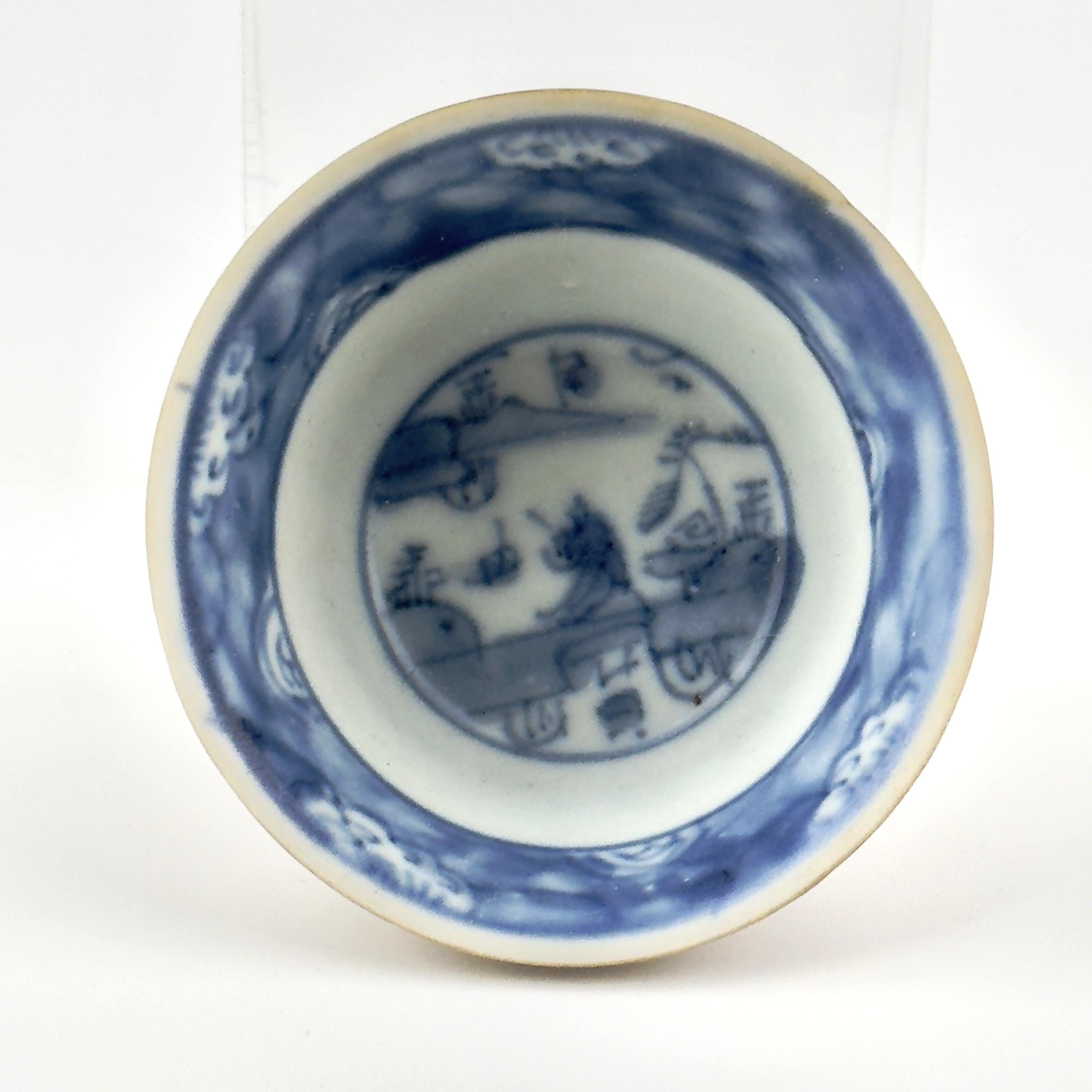 Vorbeifahrende Boote und Figur Teeschale und Untertasse C 1725, Qing Dynasty Yongzheng Era im Angebot 1