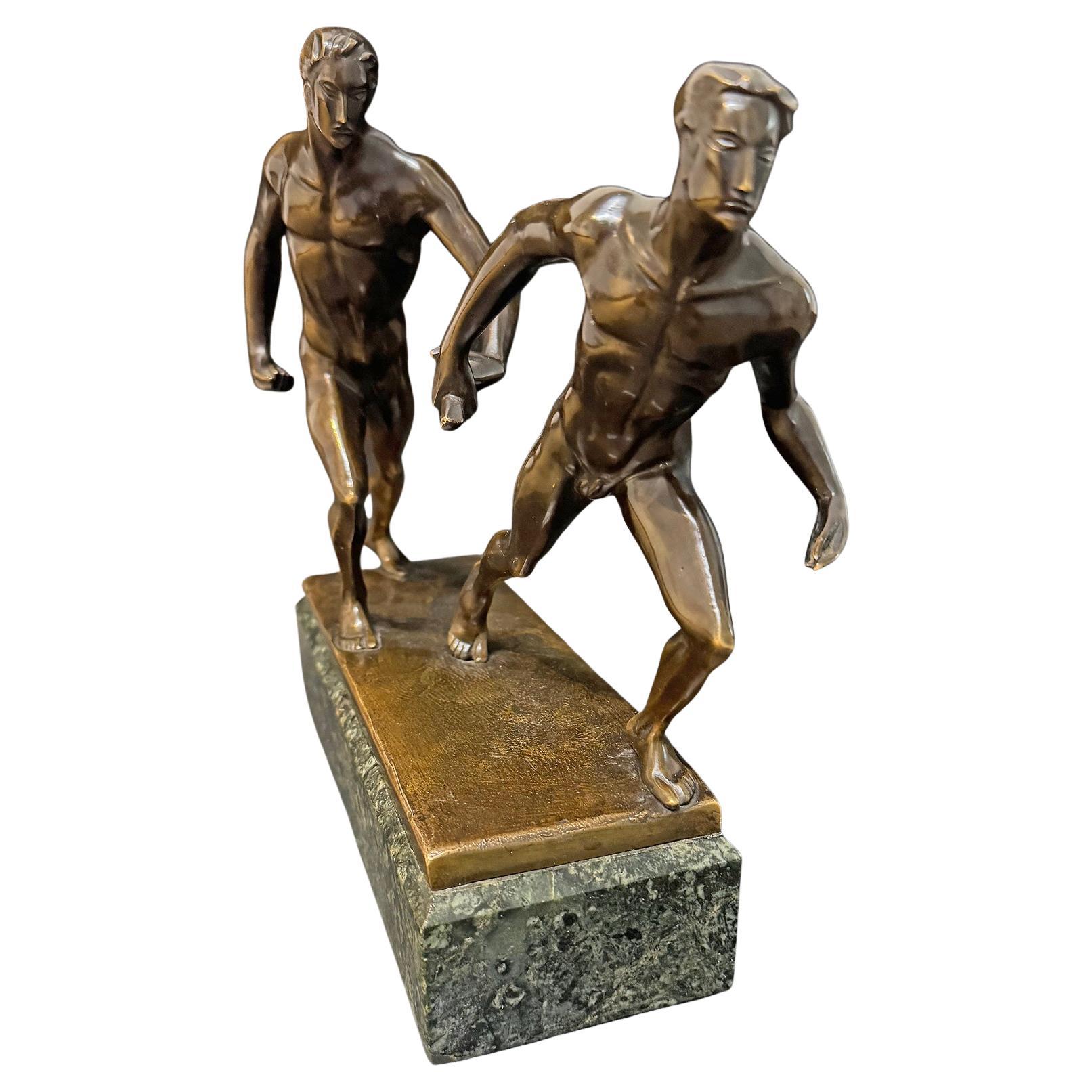 "Pasando el testigo", rara escultura de bronce con atletas desnudos masculinos, Art Déco en venta